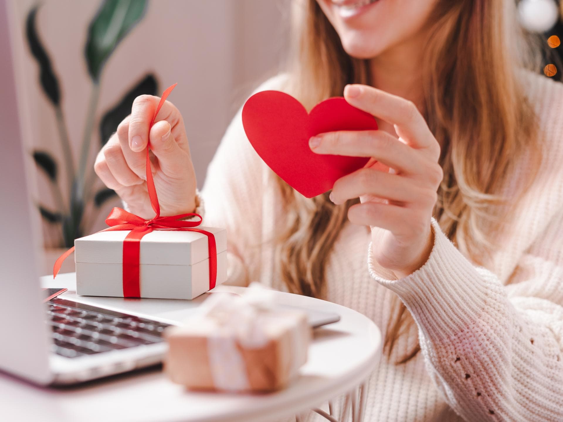 Frau öffnet Geschenk