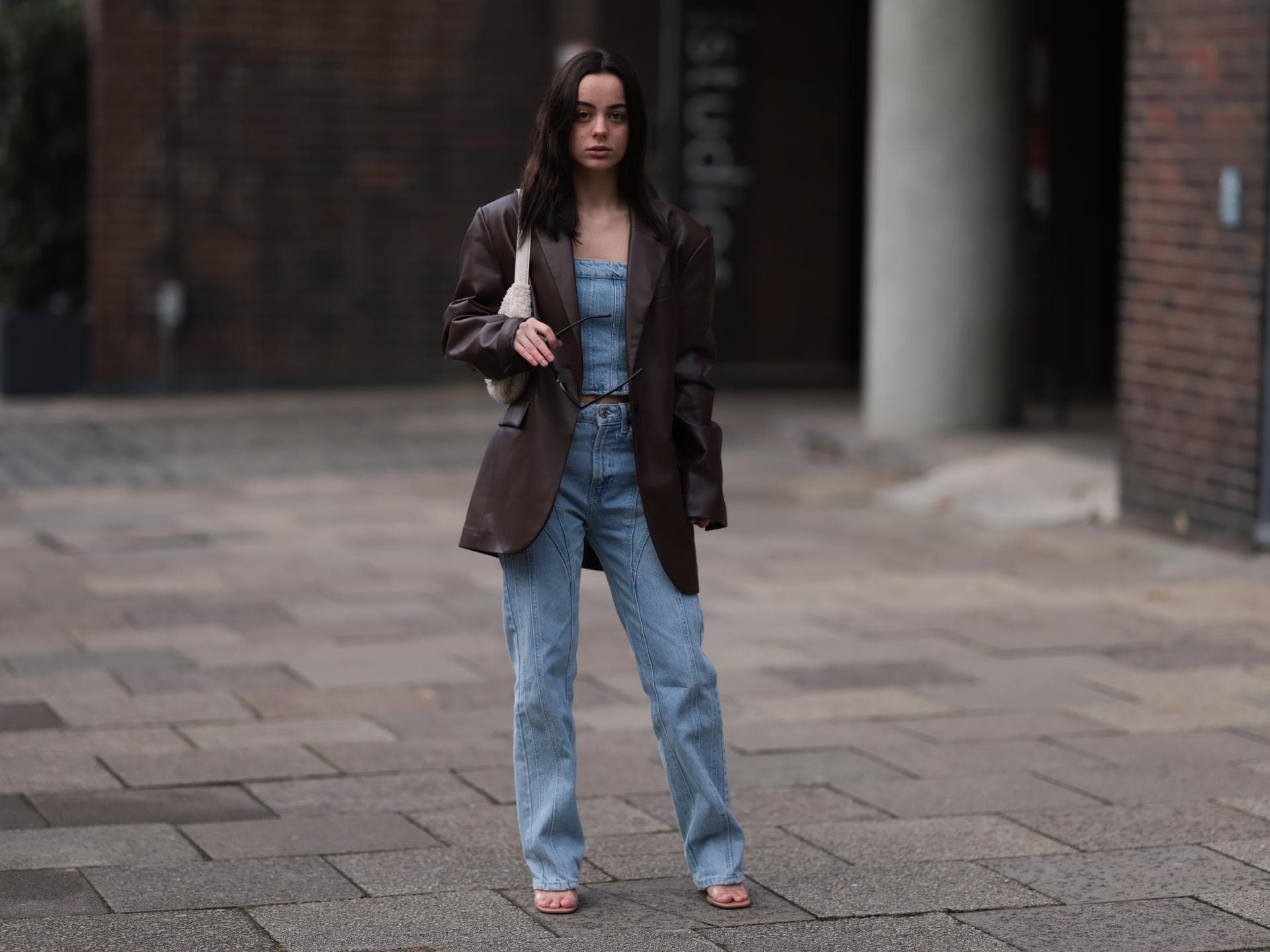 Frau in Denim-Overall