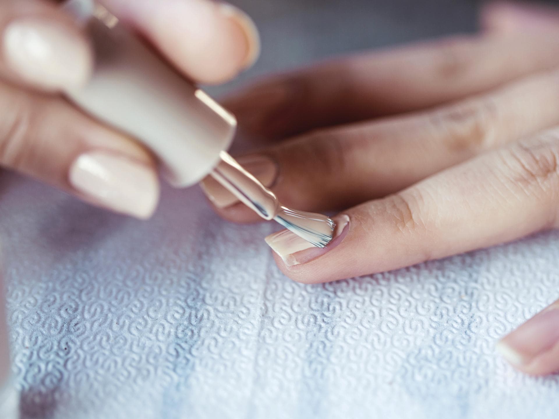 Frau trägt Nagellack auf 