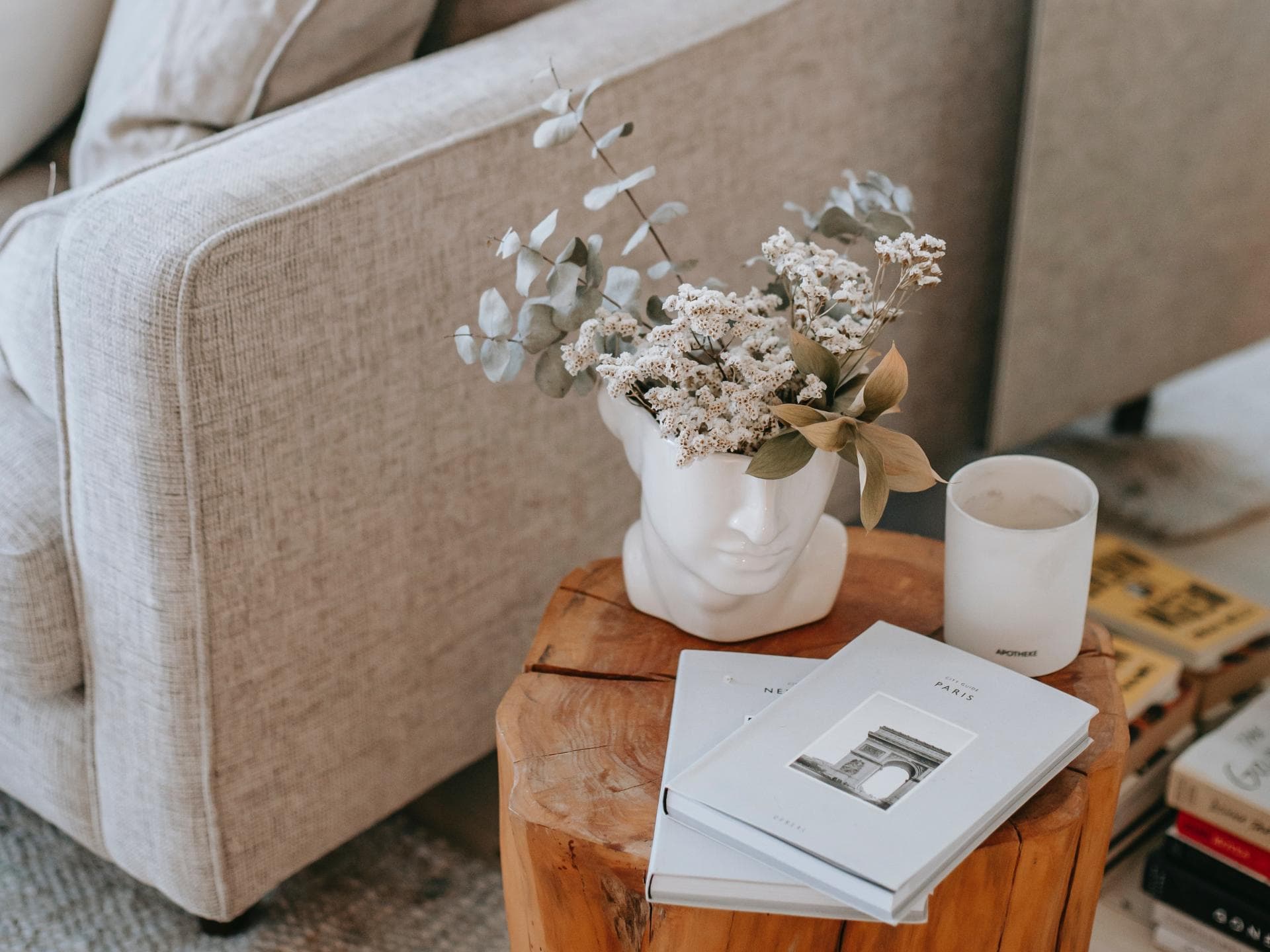 Beistelltisch neben Sofa