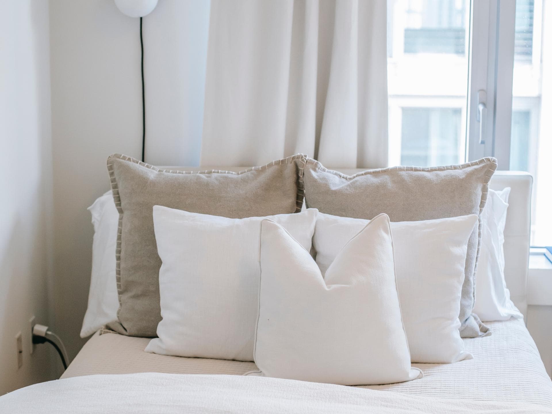 Großes Bett im kleinen Zimmer