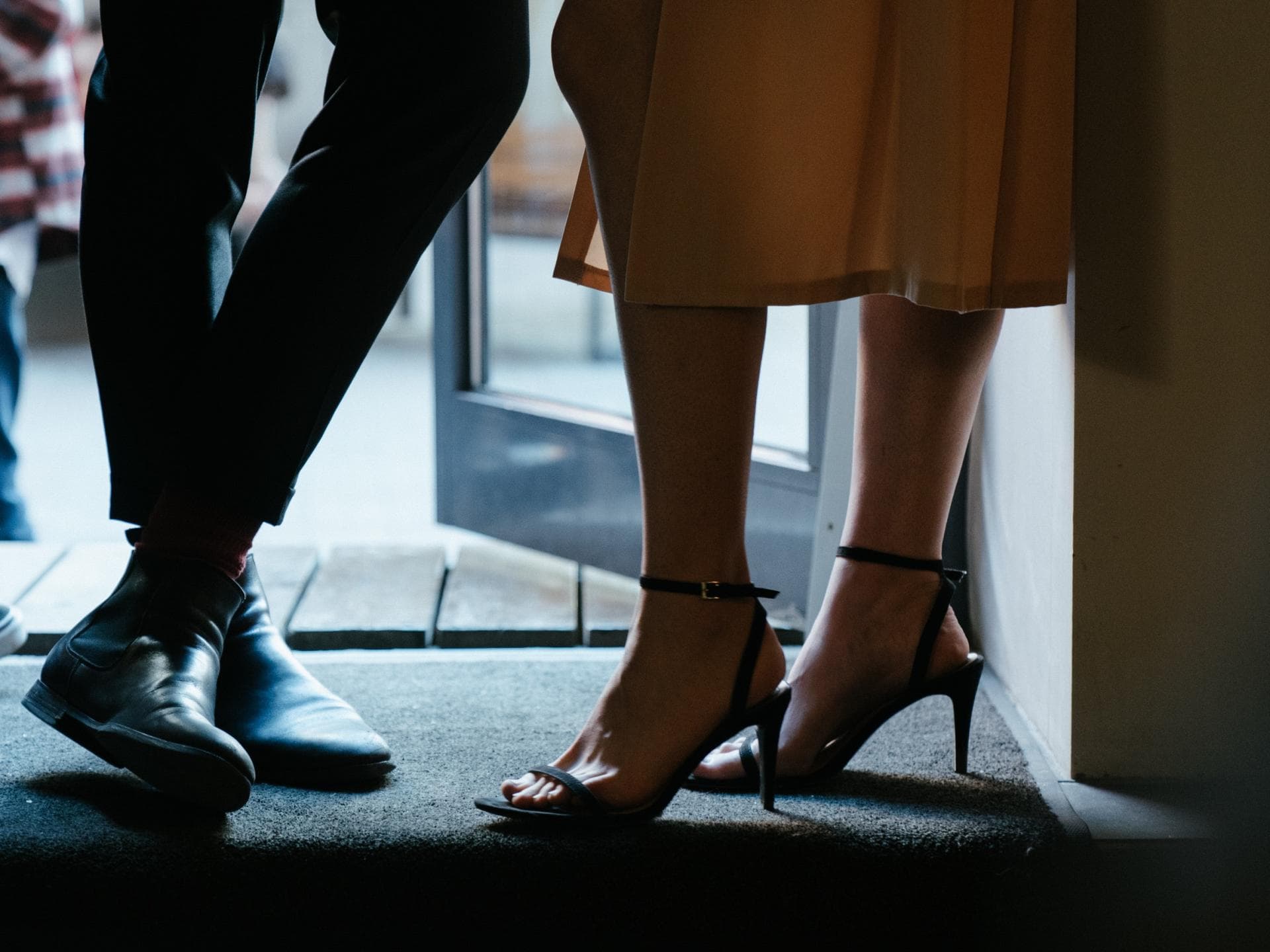 Mann und Frau stehen nebeneinander