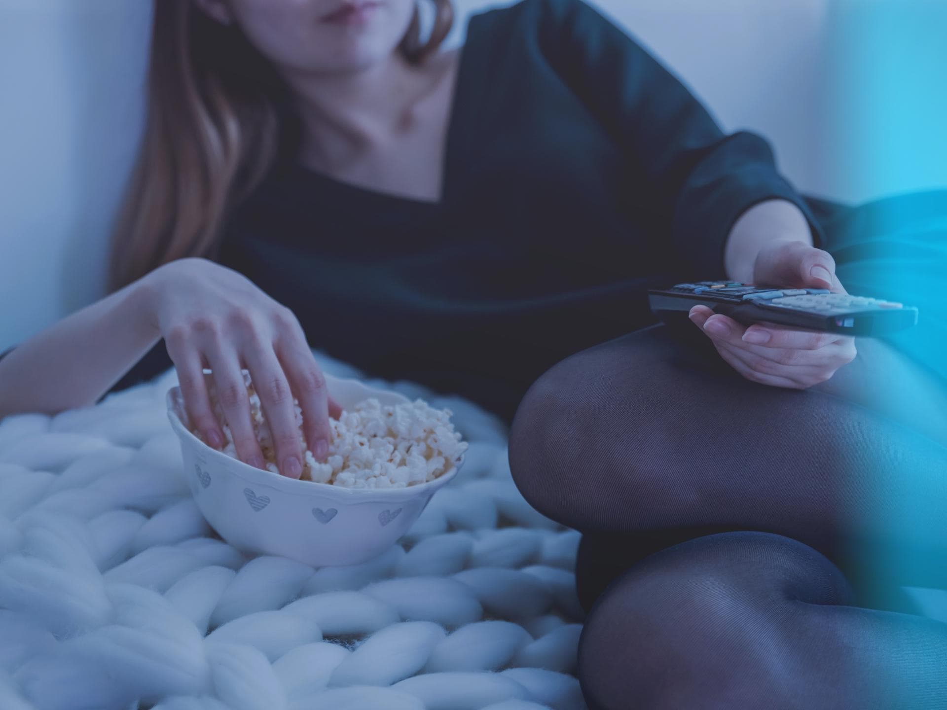 Fernsehen schauen und Popcorn essen