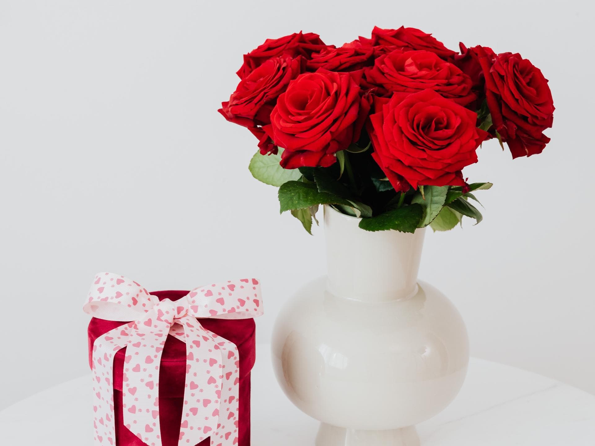 Rote Rosen und ein Geschenk