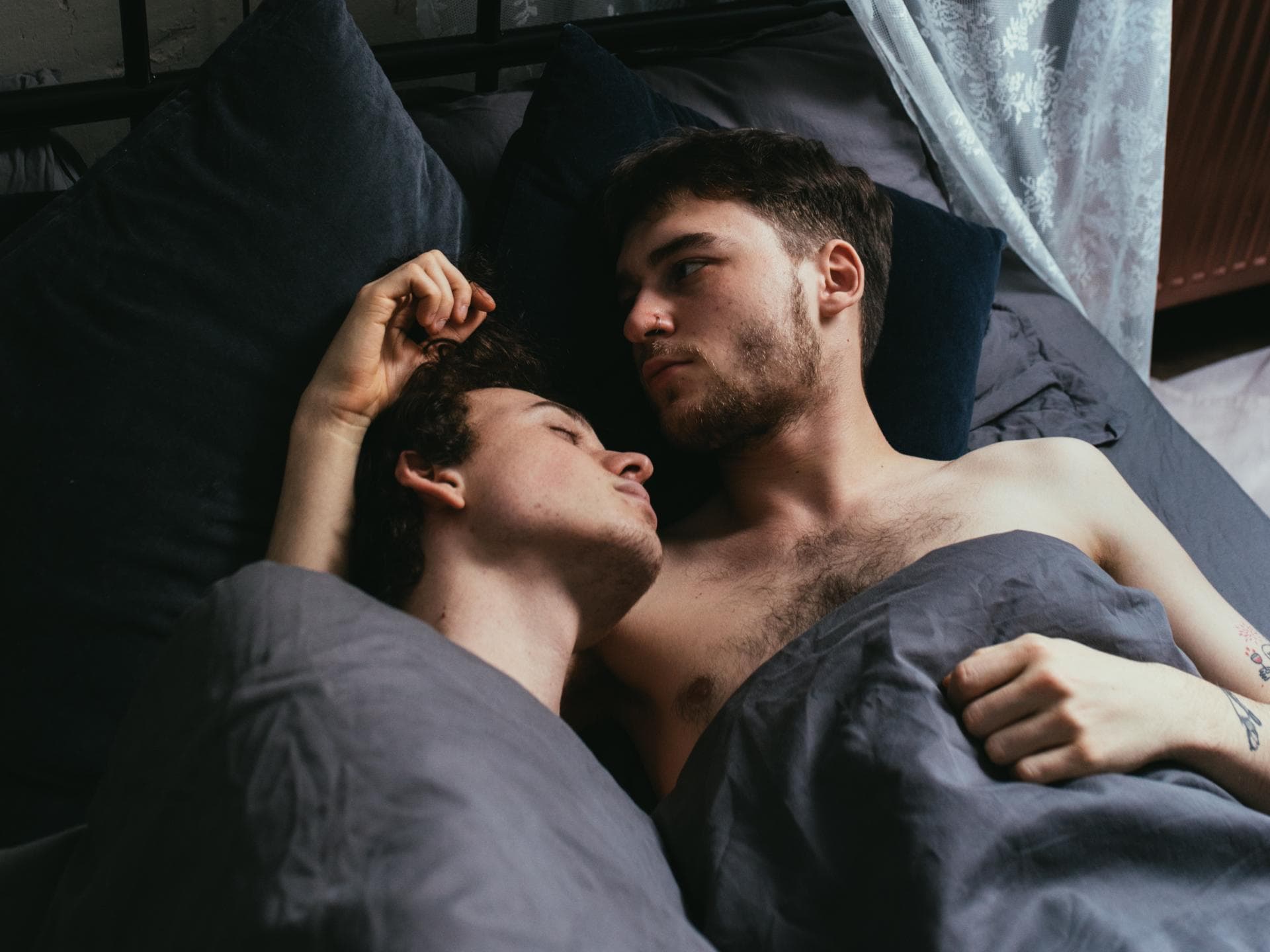 Paar liegt im Bett