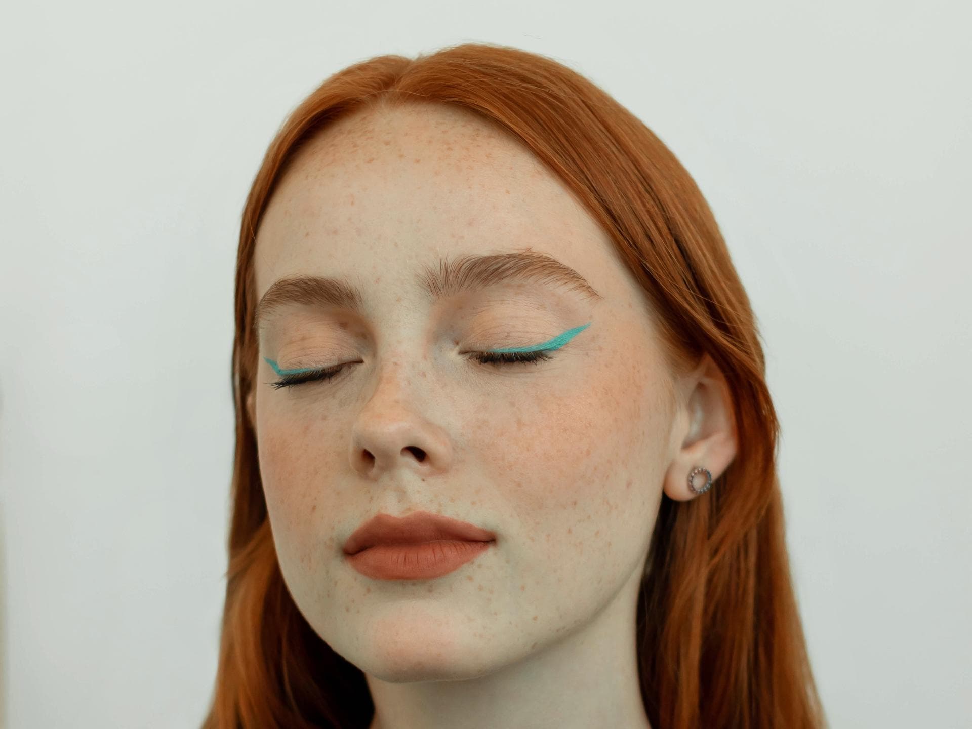 Frau trägt bunten Eyeliner
