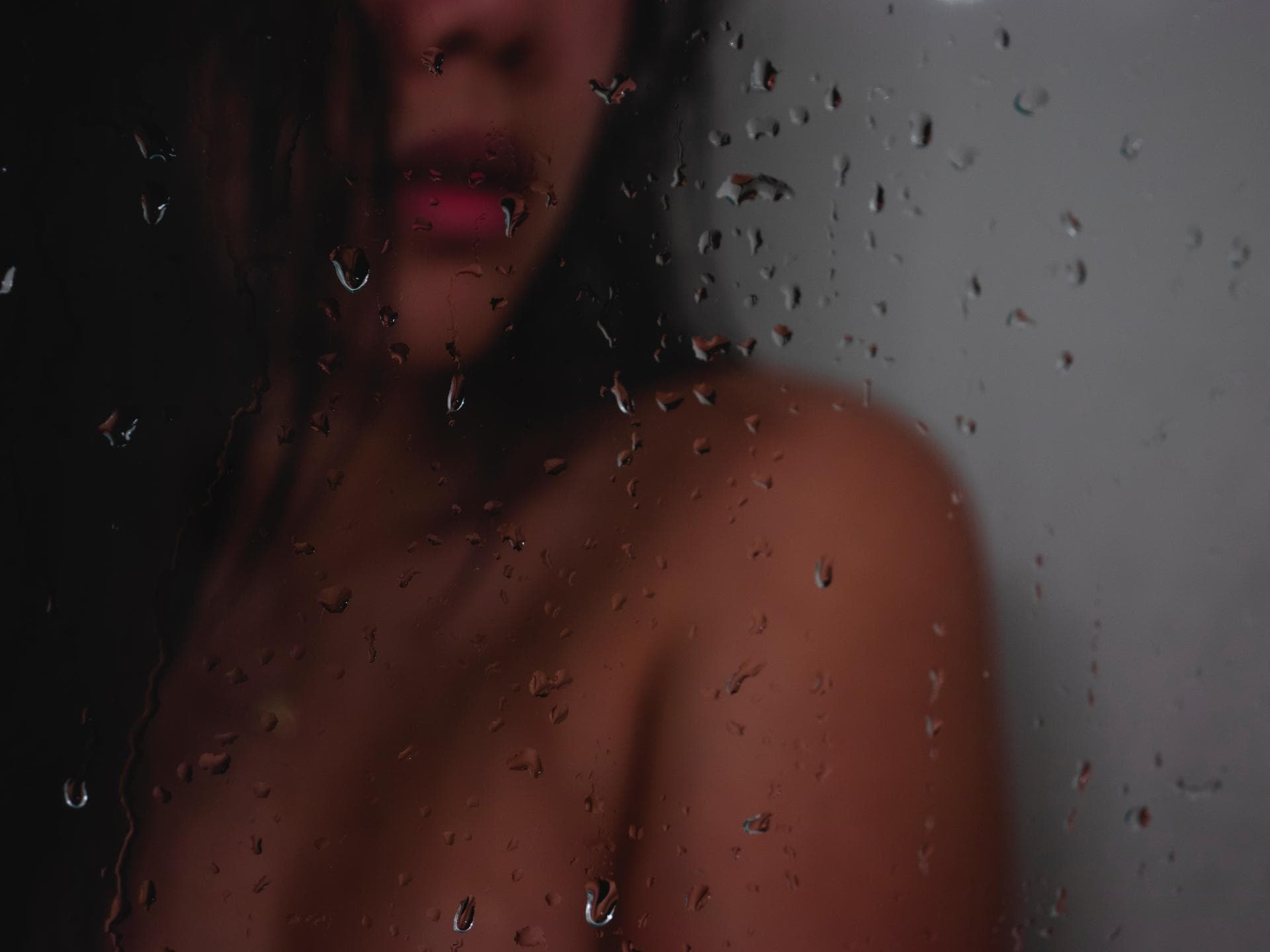 Frau unter Dusche