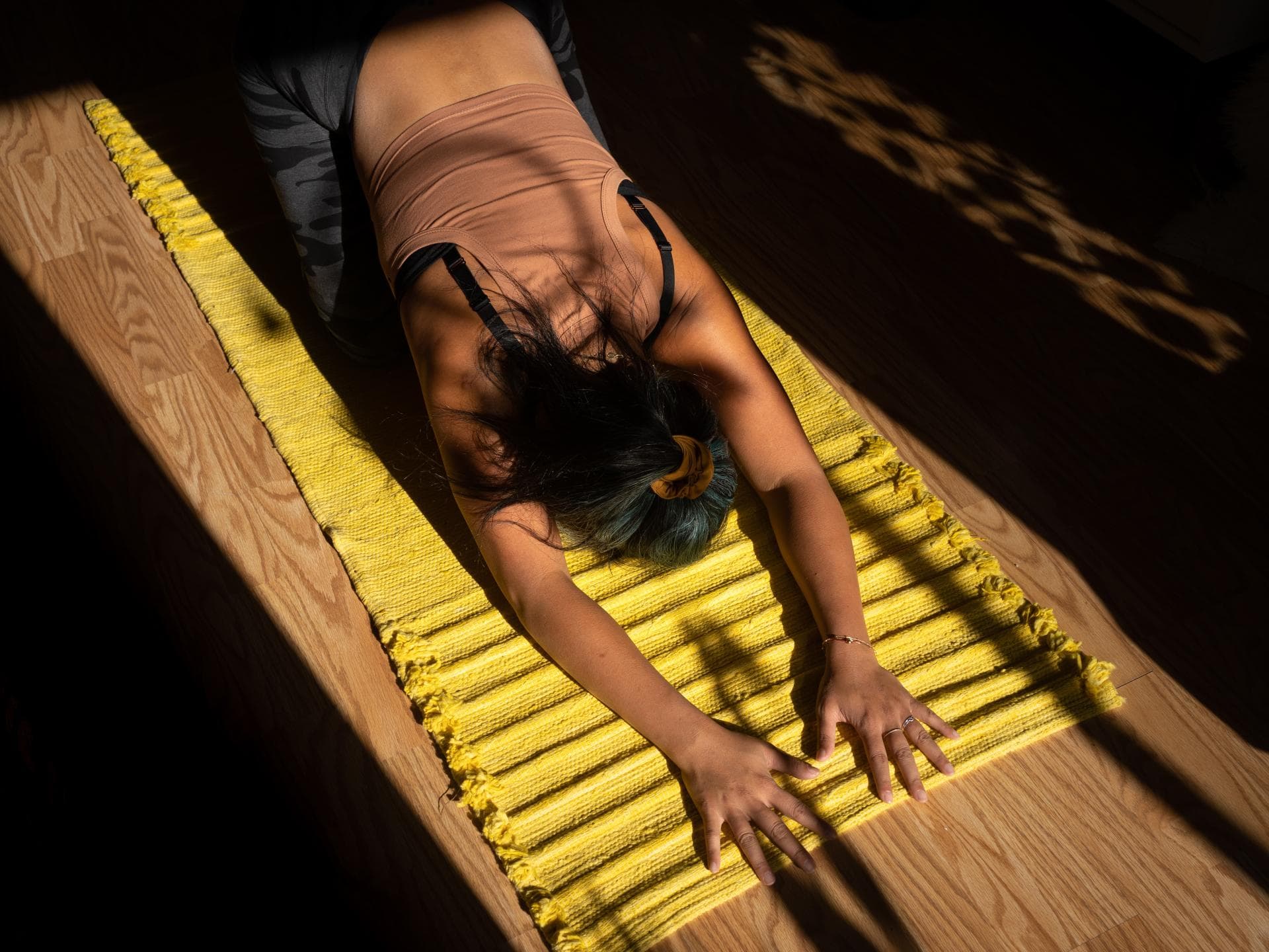 Frau macht Yoga