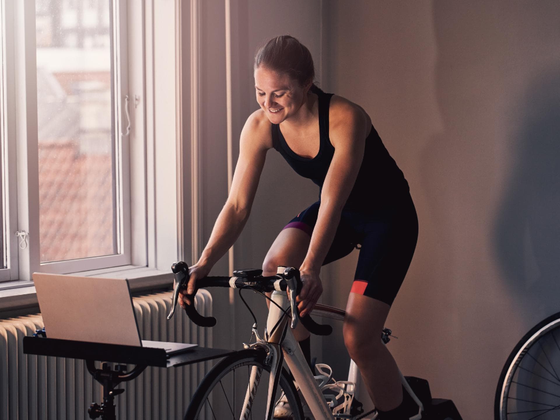 Frau auf Spinning Bike