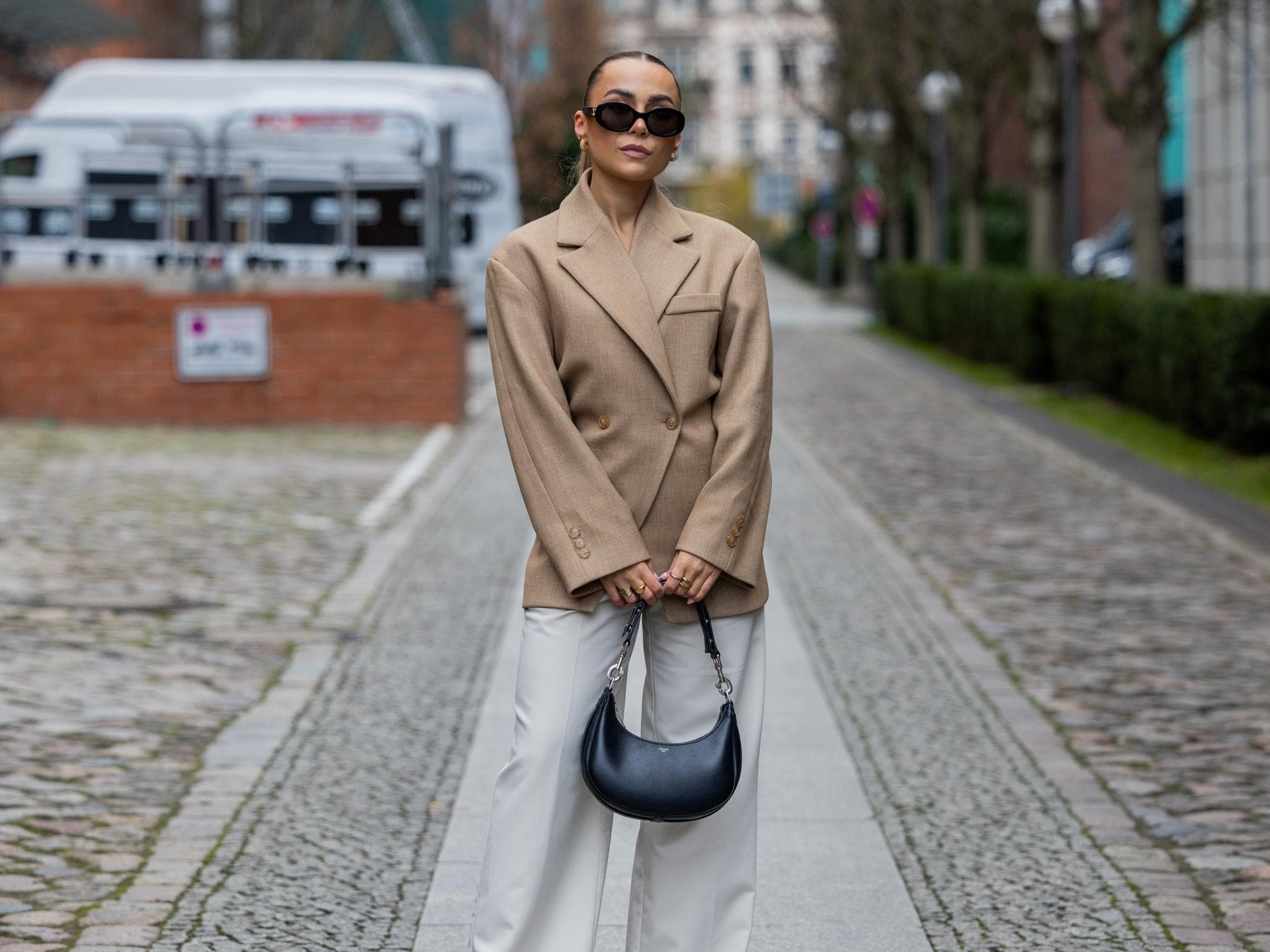 Frau mit Blazer
