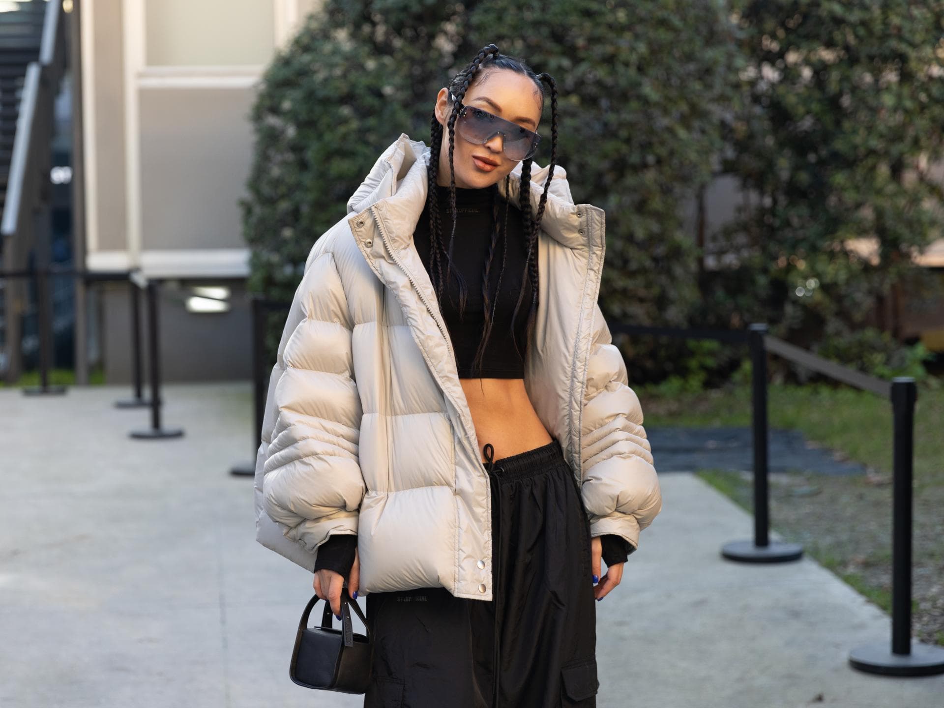 Frau in Puffer-Jacket