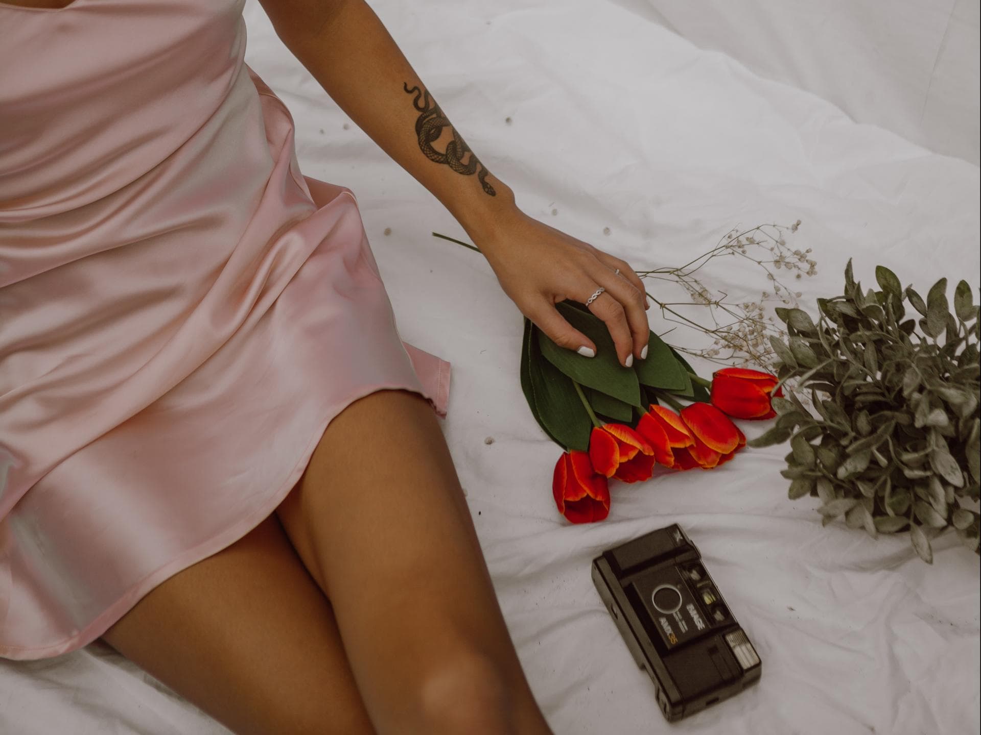 Frau mit Blumen und Kamera