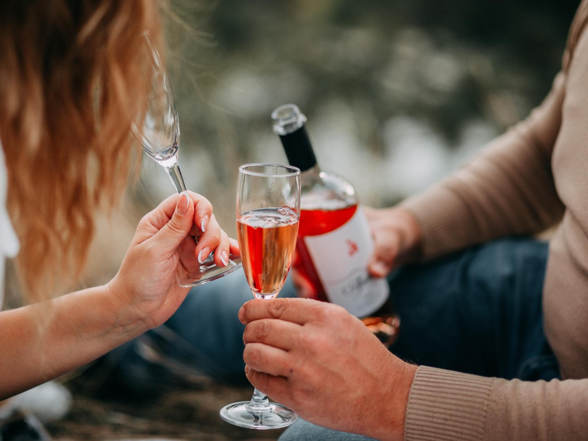 Paar schenkt Wein ein