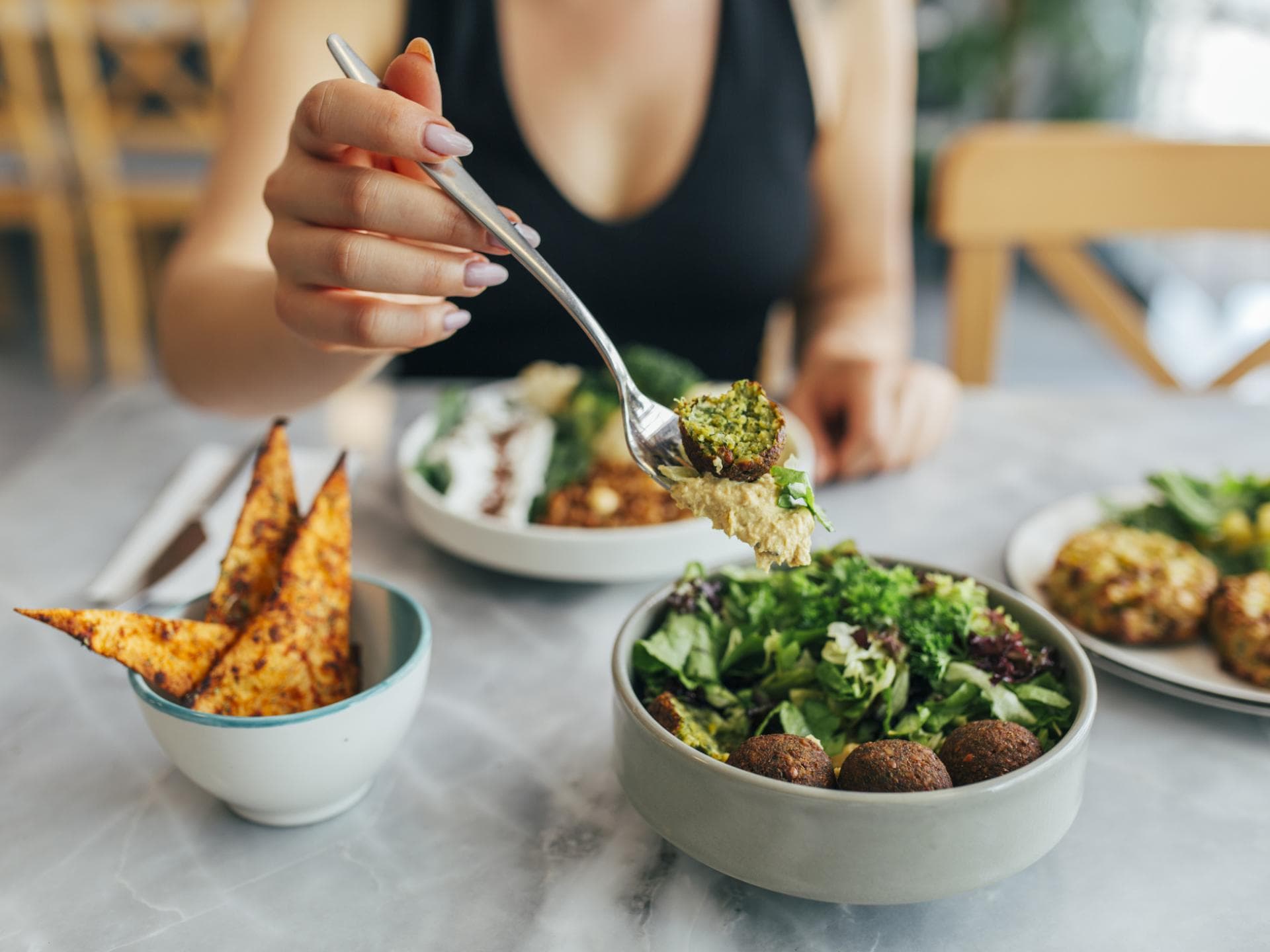 Frau ernährt sich vegan