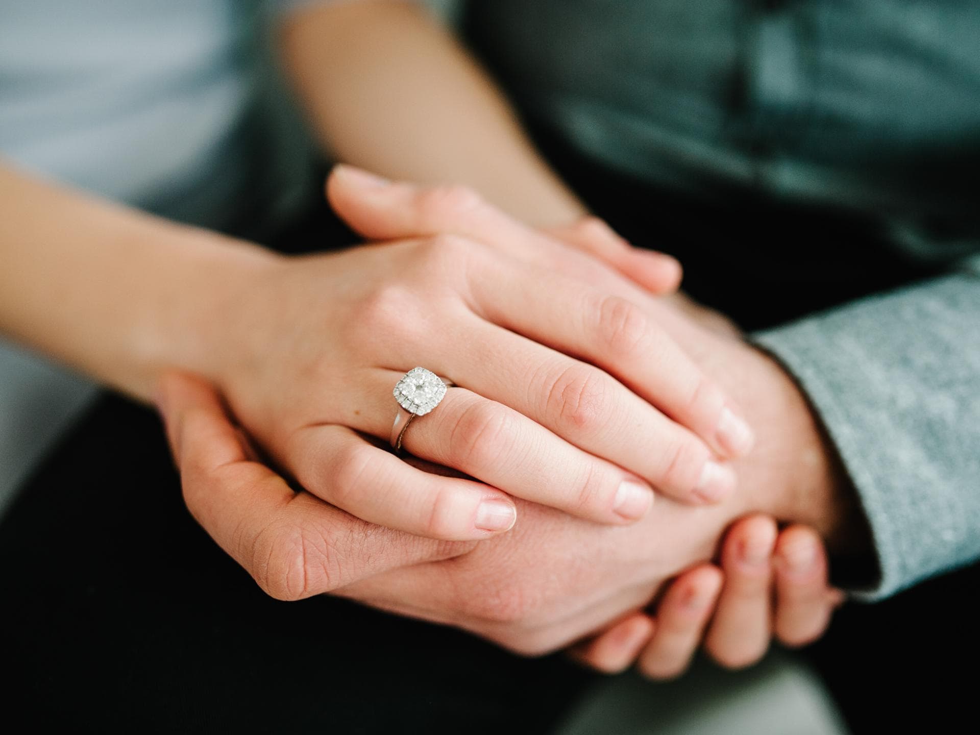 Verlobungsring auf Finger
