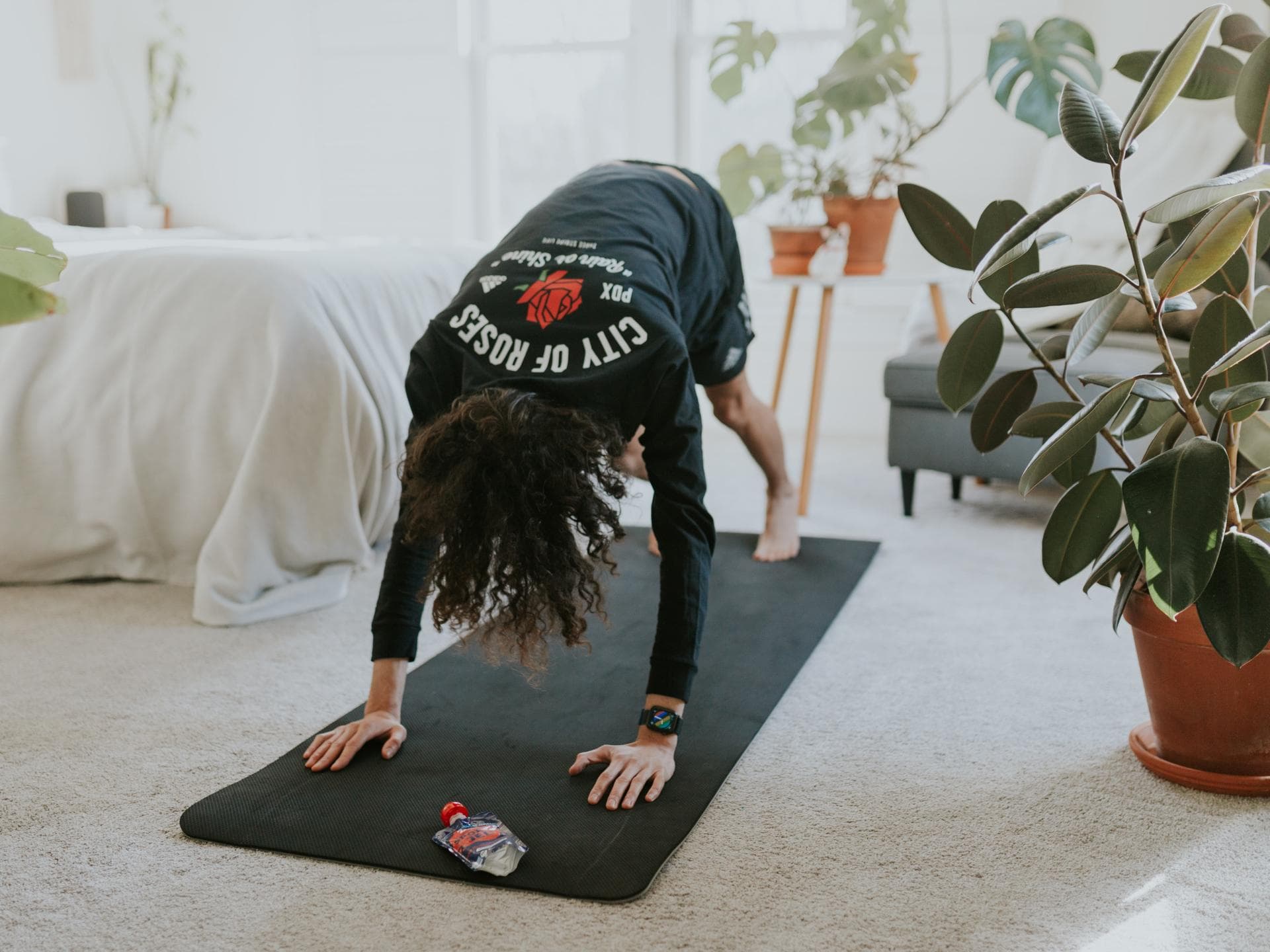Frau macht Home Workout