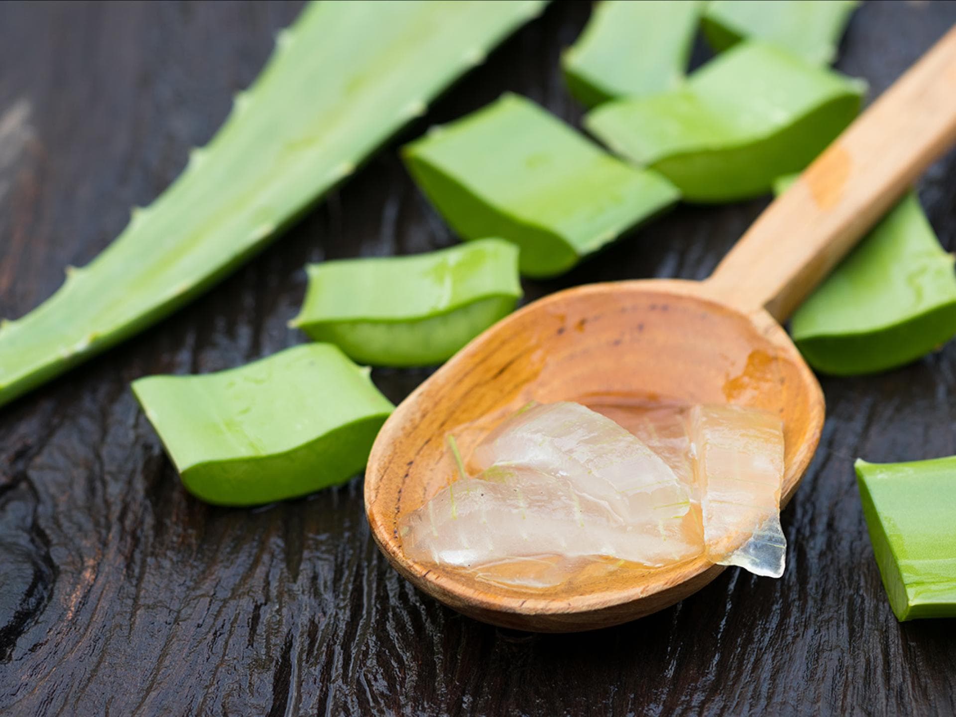 Aloe Vera und Aloe Vera Gel auf Holzlöffel