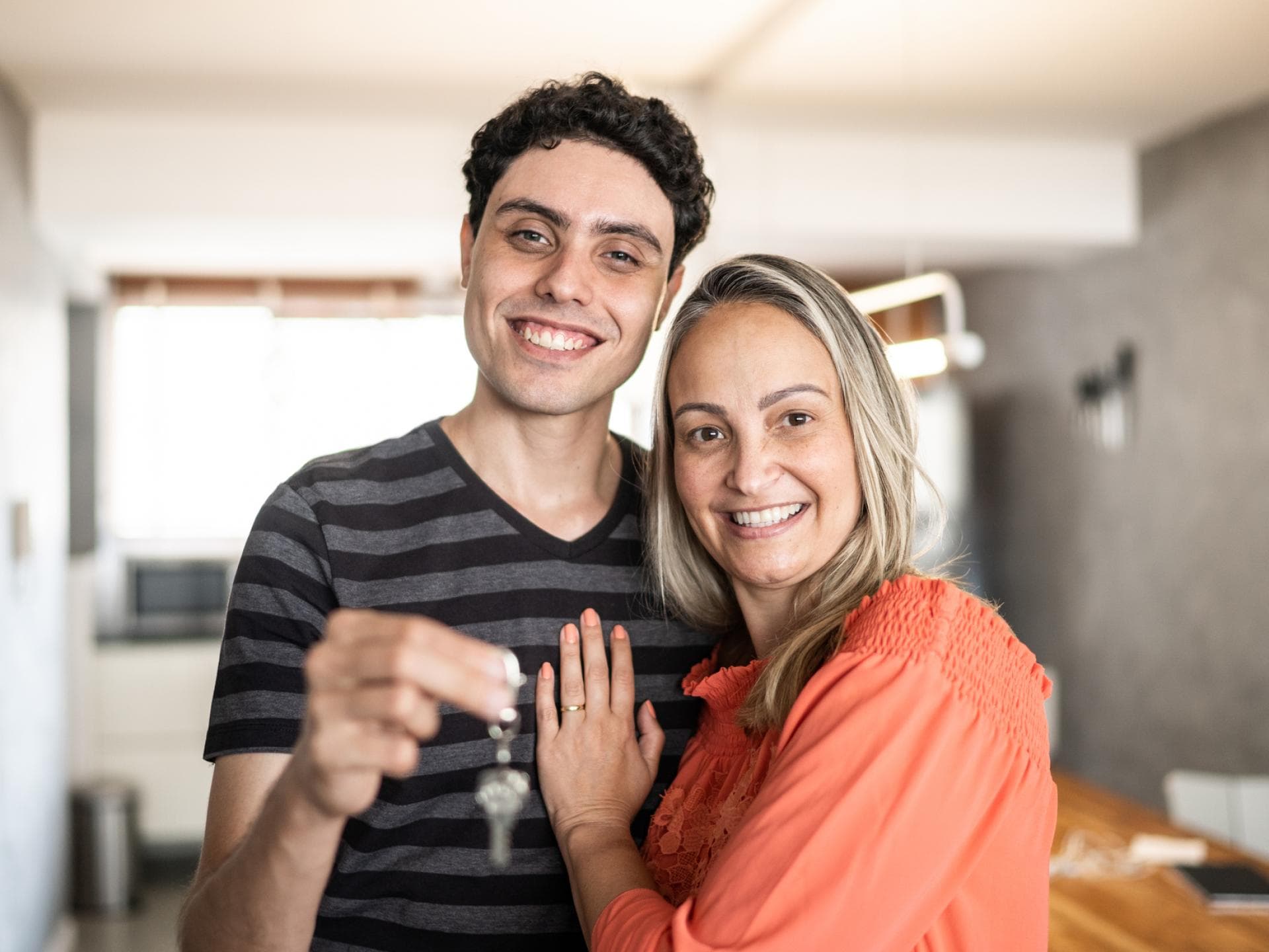 Frau und Mann mit Wohnungsschlüssel