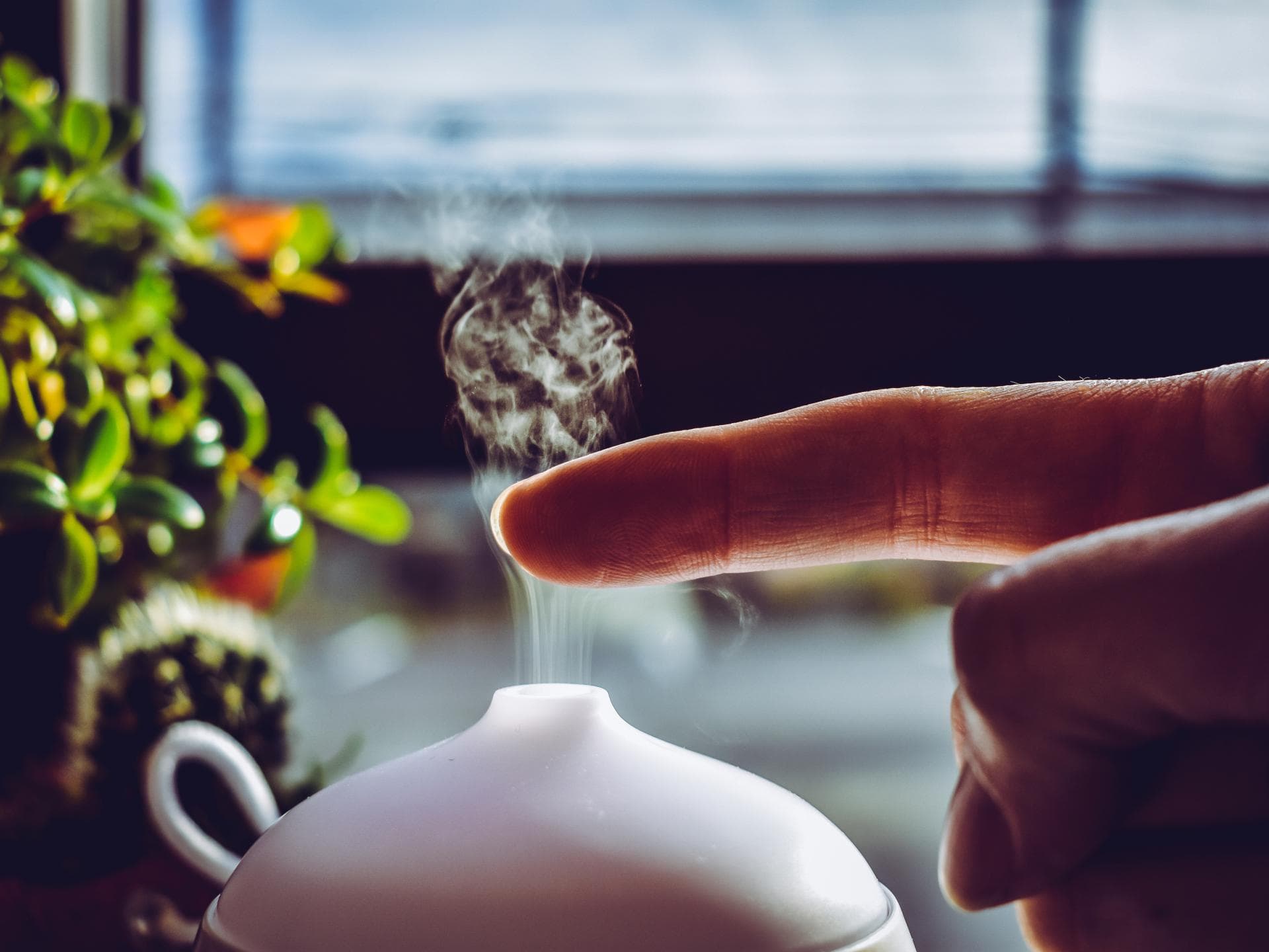 Aroma Diffuser unter Finger