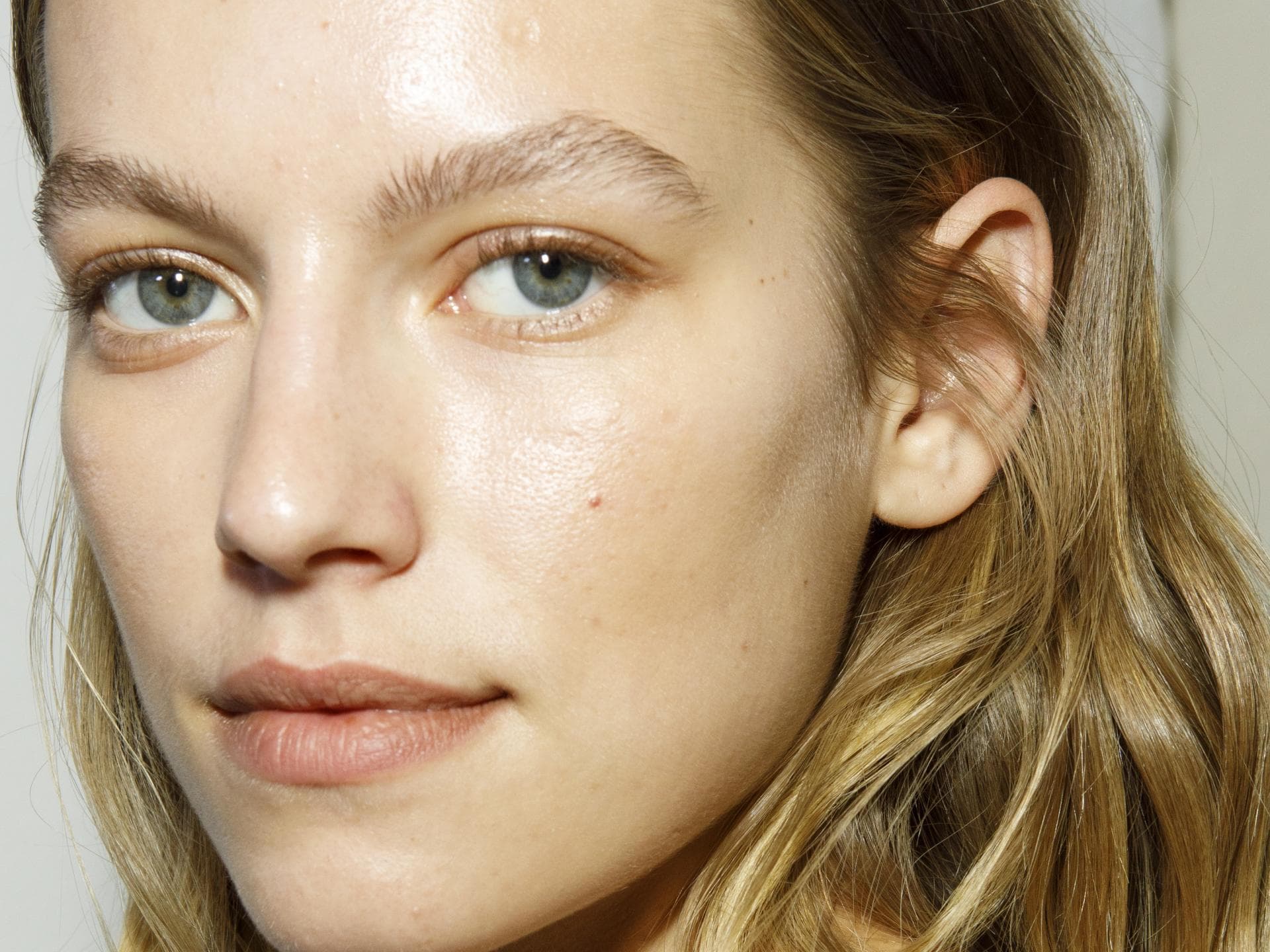 Model mit schönen Augenbrauen