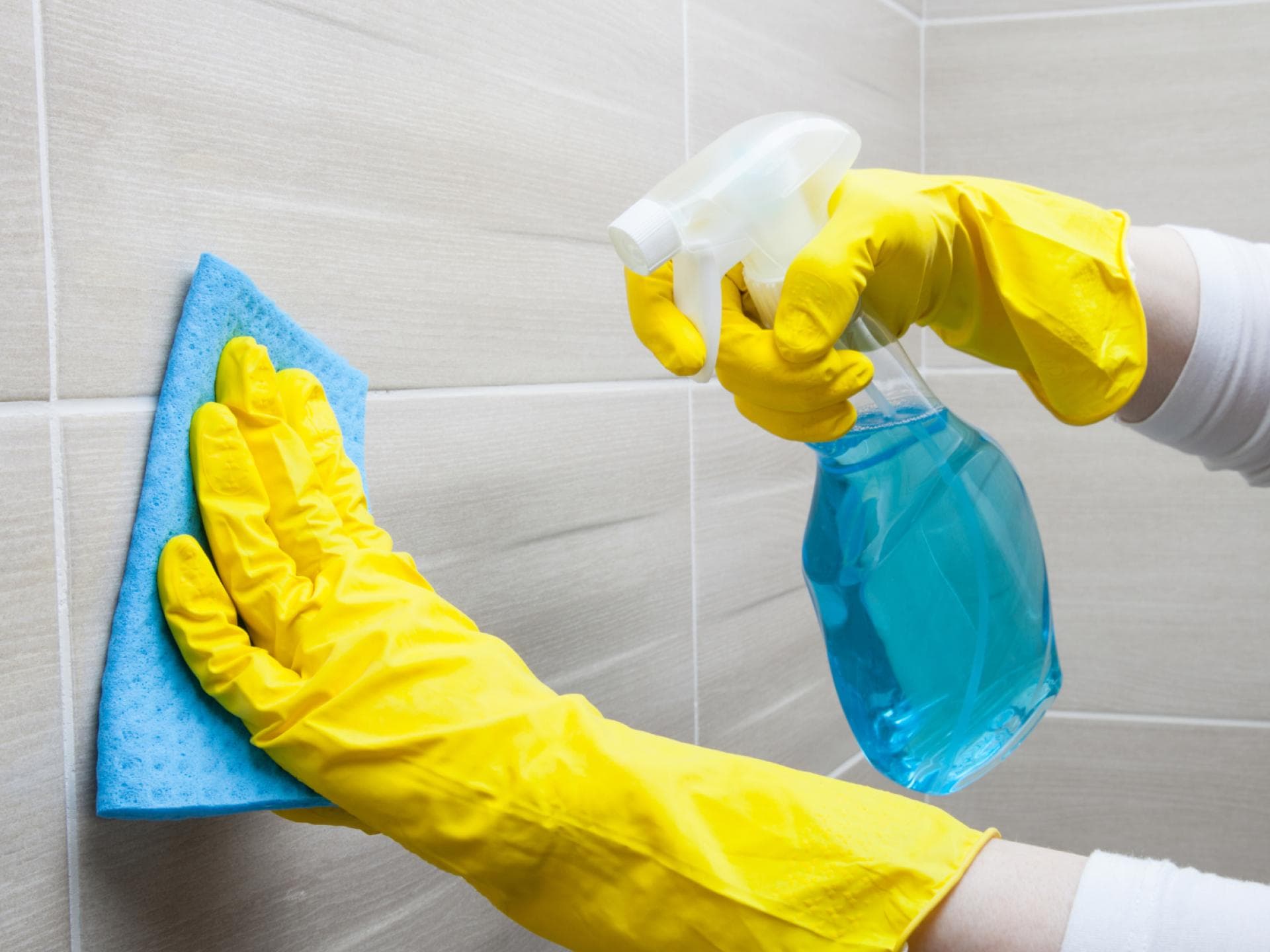 Badezimmer mit Klarspüler putzen