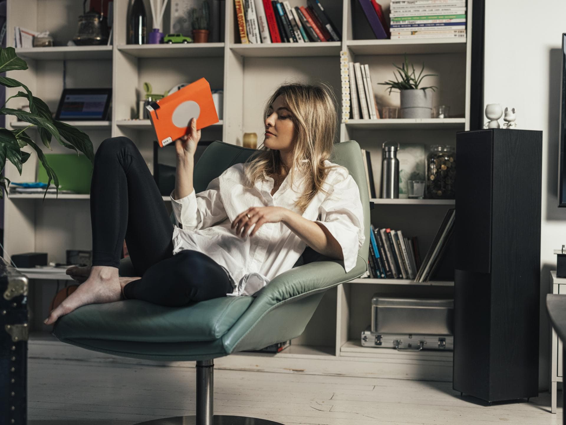 junge Frau vor Bücherregal
