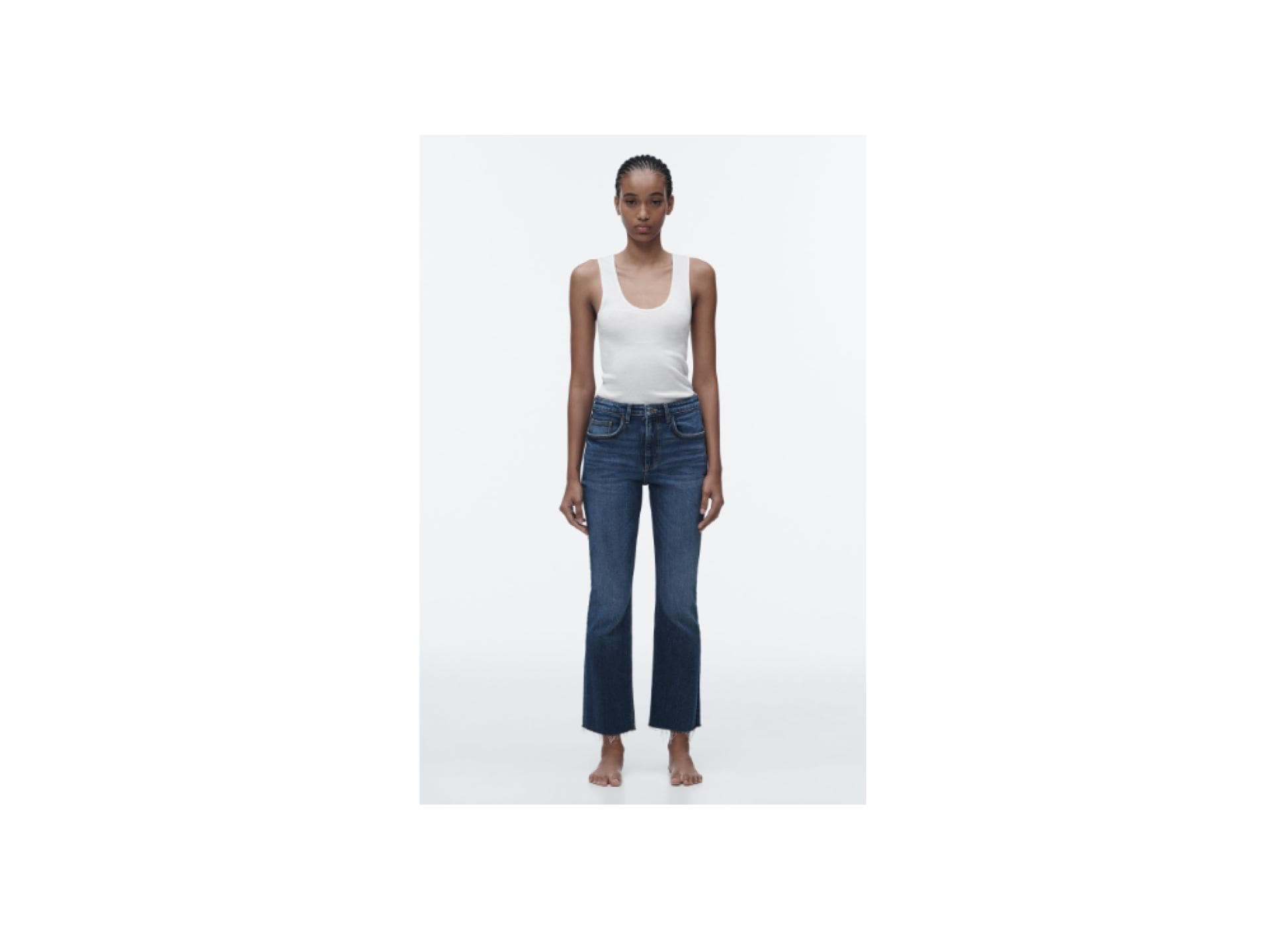 Frau trägt cropped Jeans