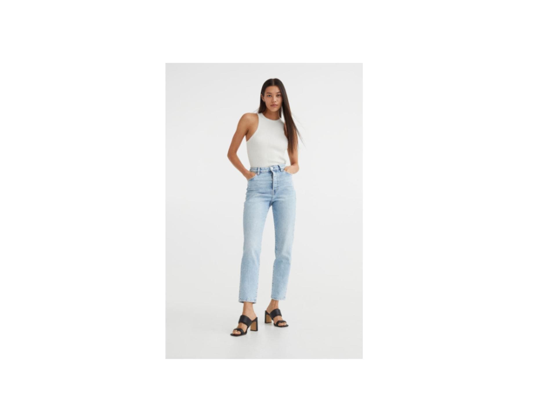Frau trägt cropped Jeans