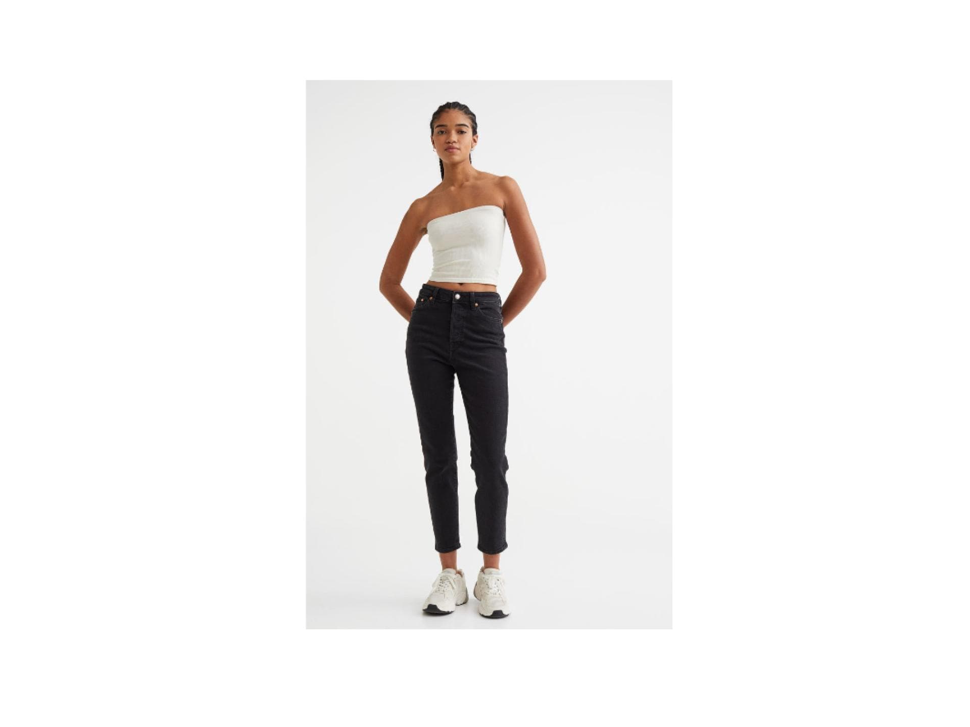 Frau trägt cropped Jeans