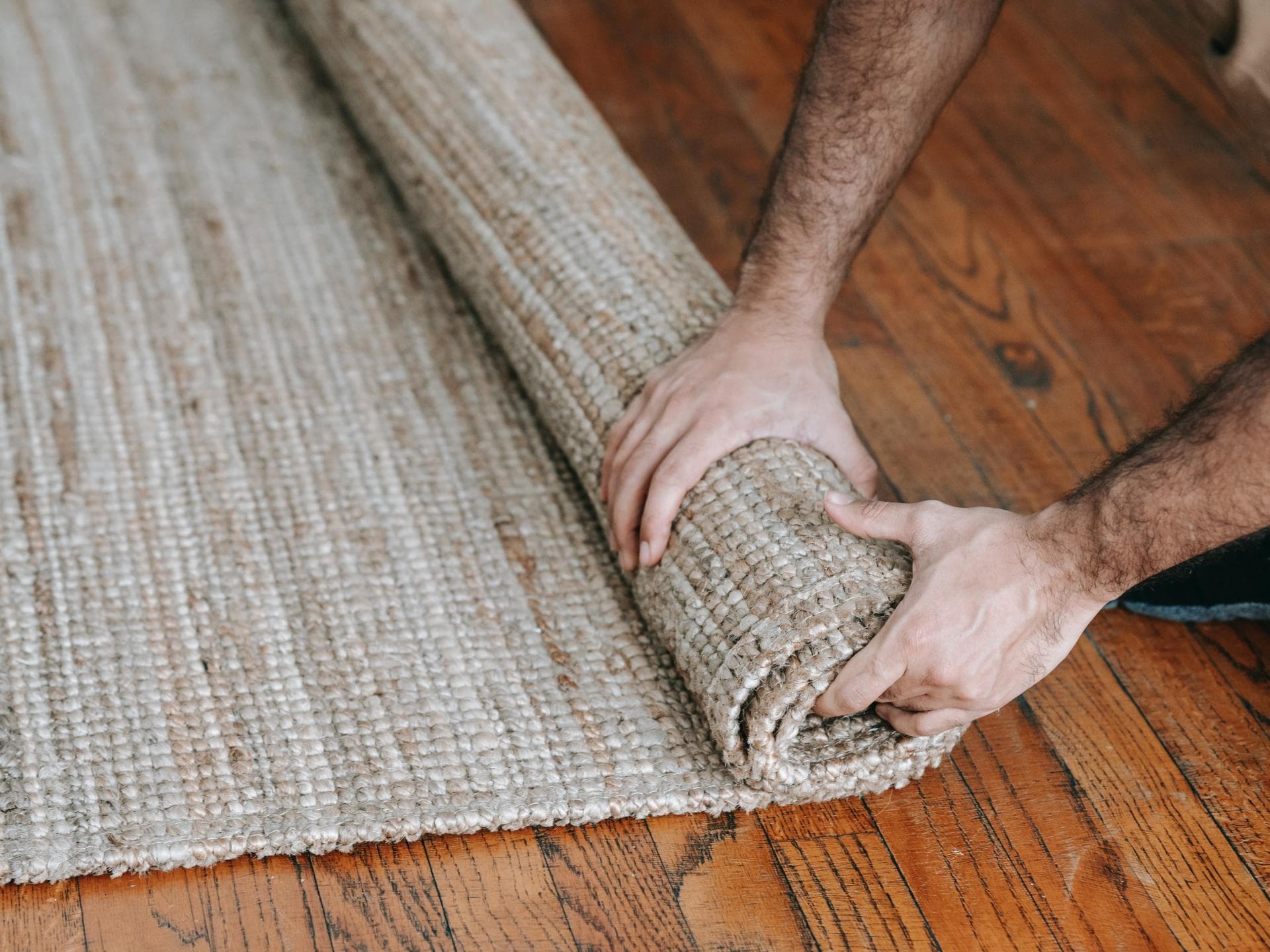 Person rollt Teppich aus