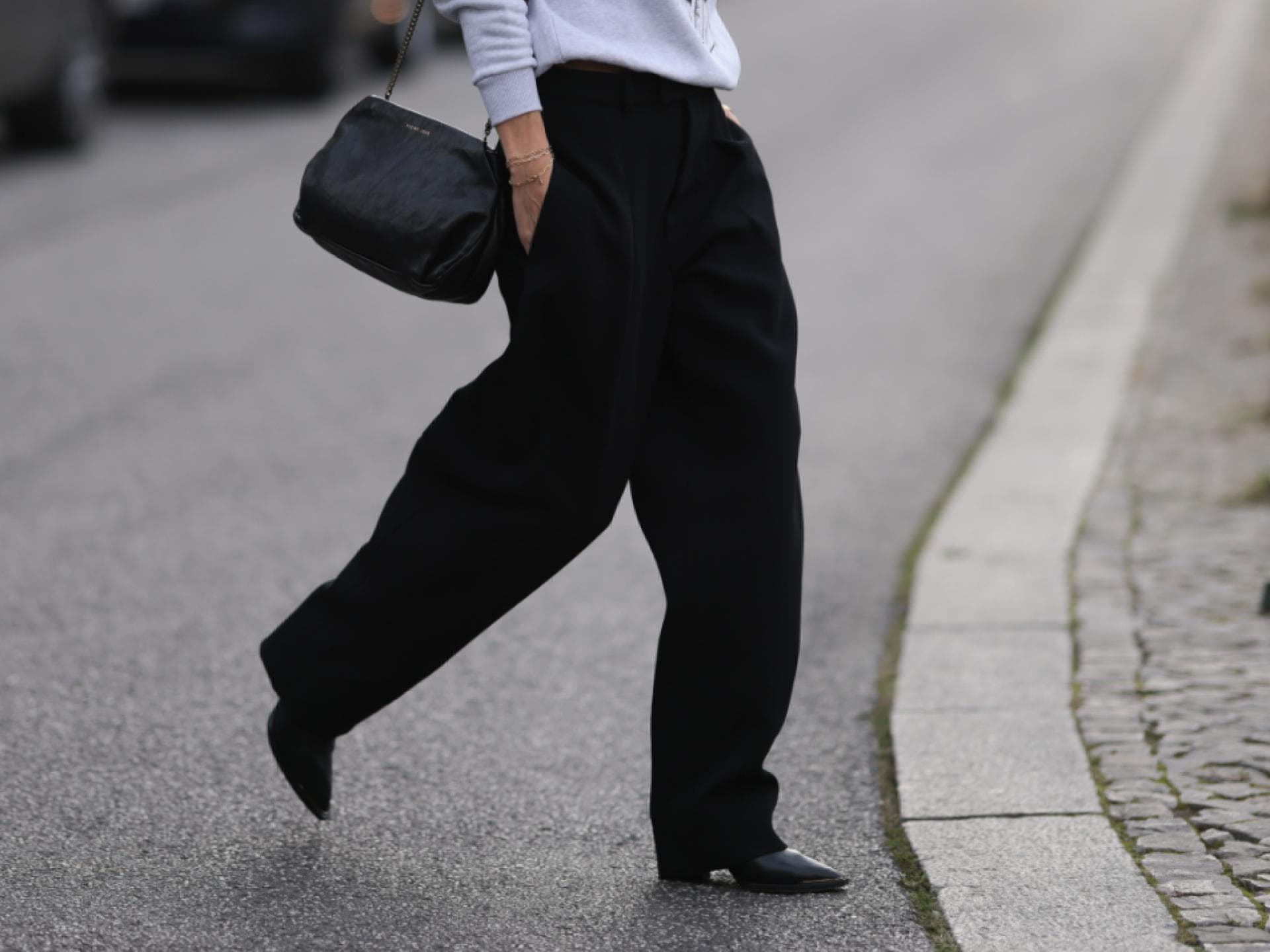 Hose, die lange Beine zaubert Frau mit Anzughose