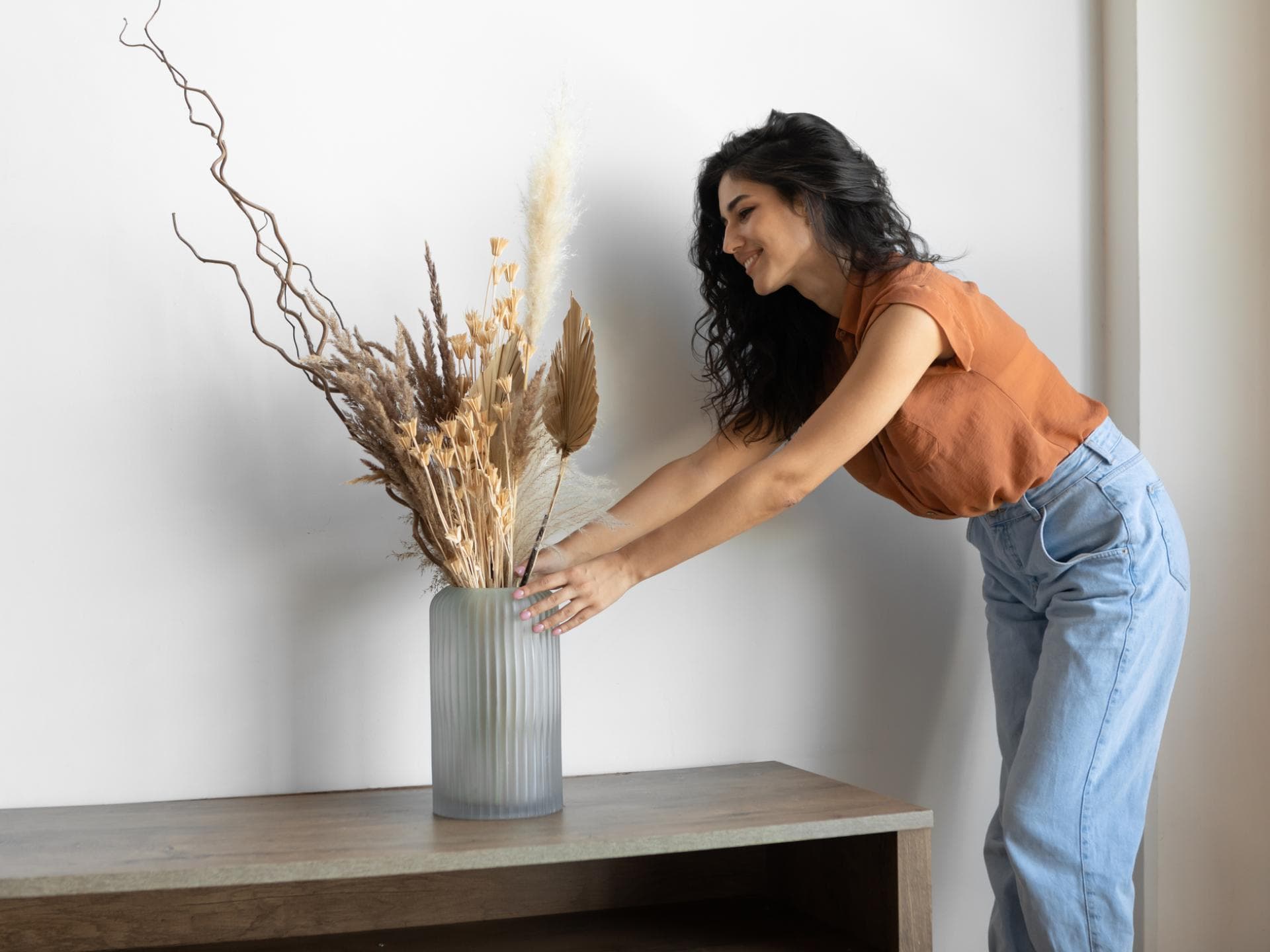 Frau dekoriert Vase