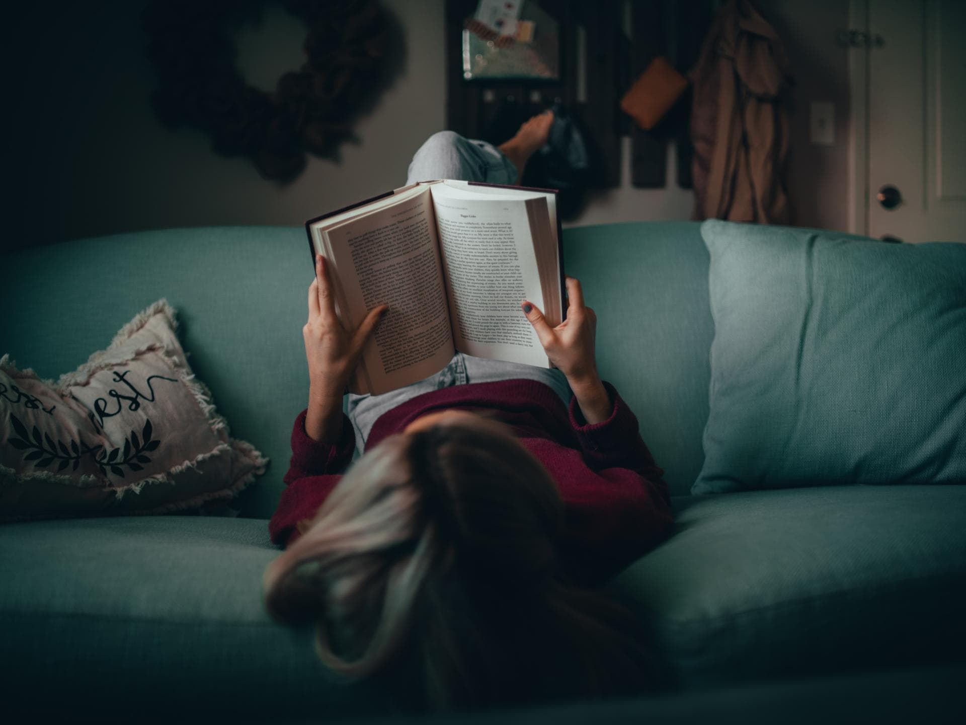 Frau liest auf der Couch