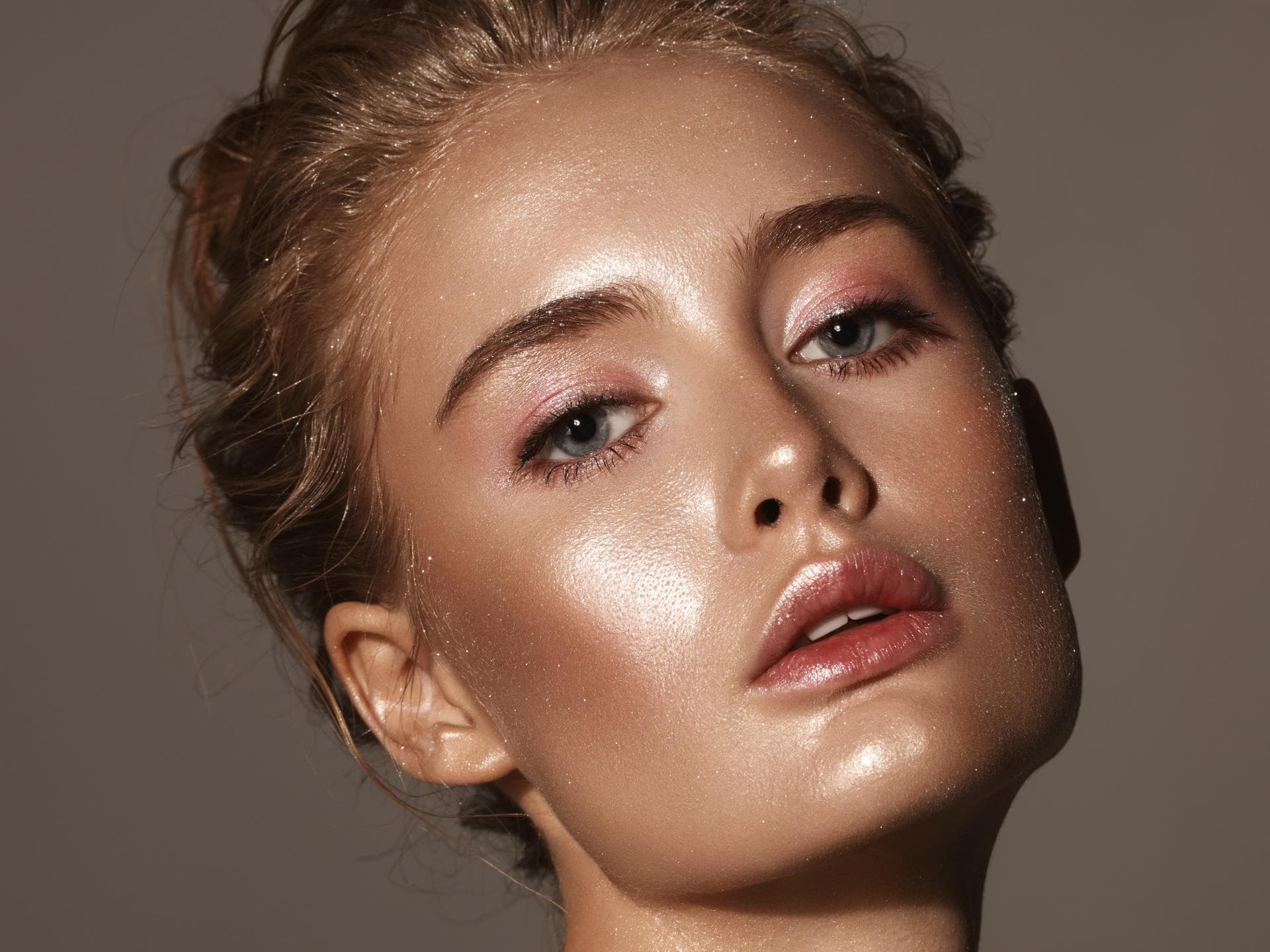 Frau trägt Nude-Make-up