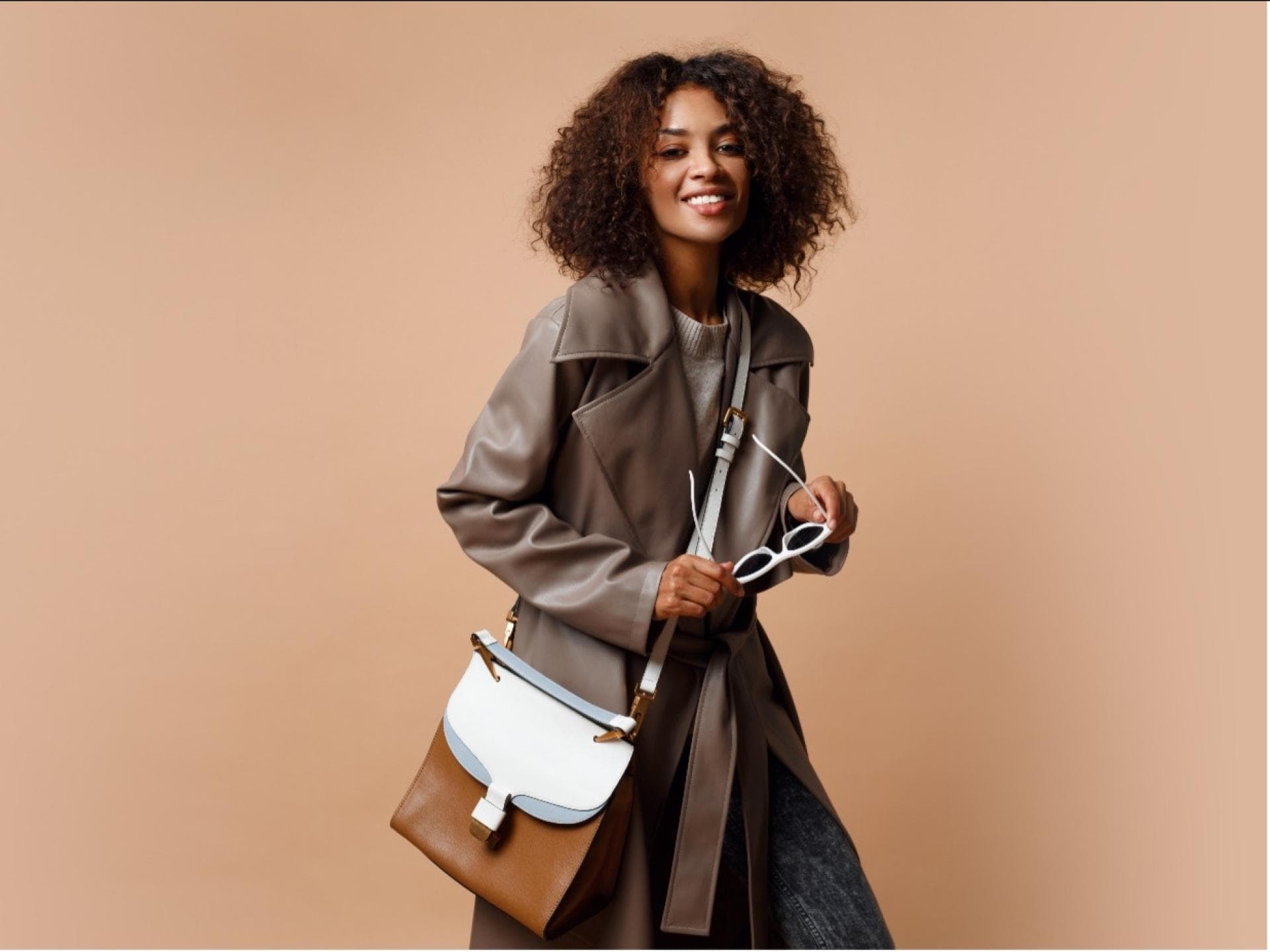 Junge Frau mit Ledermantel