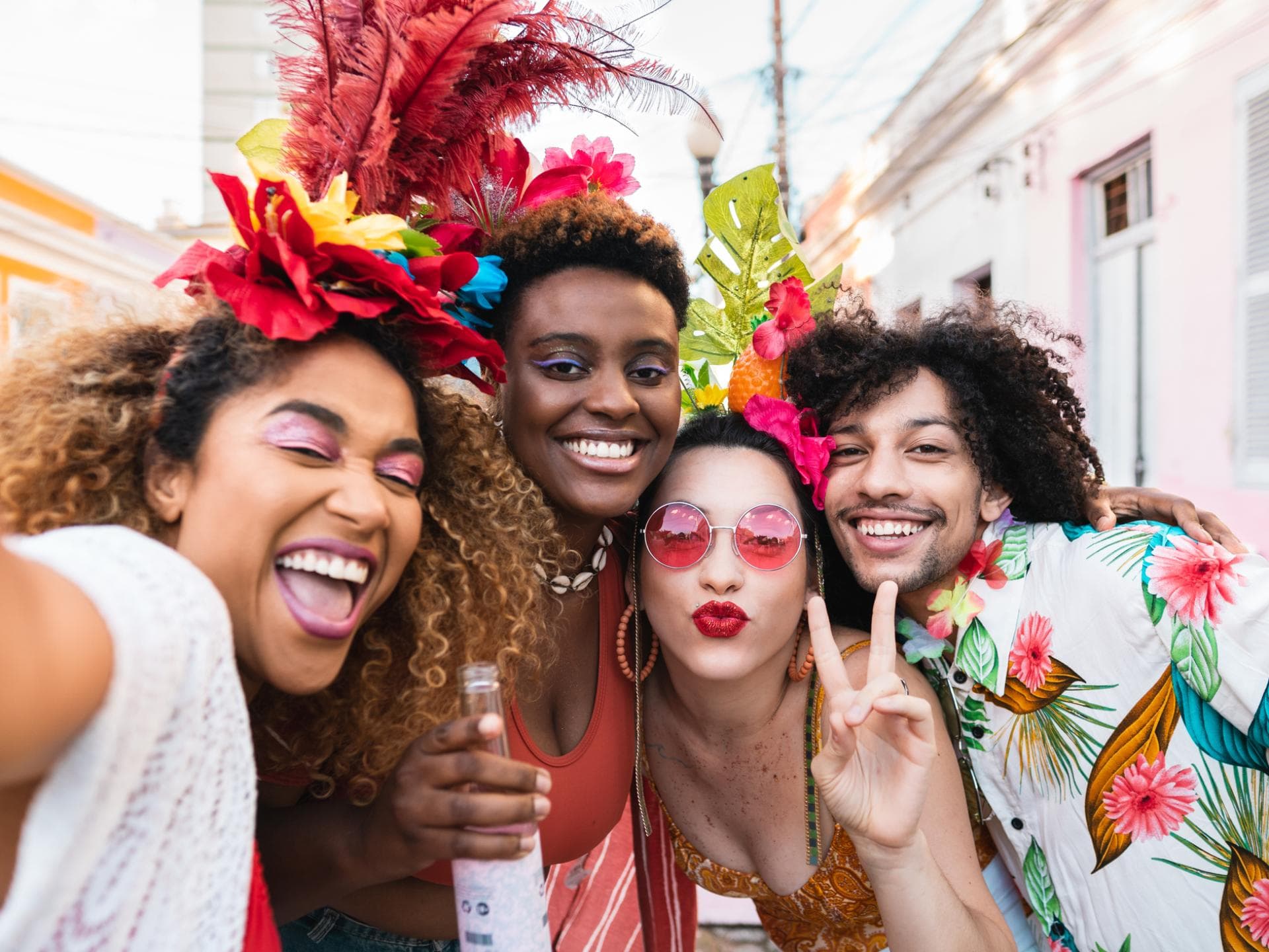 Gruppe feiert Karneval