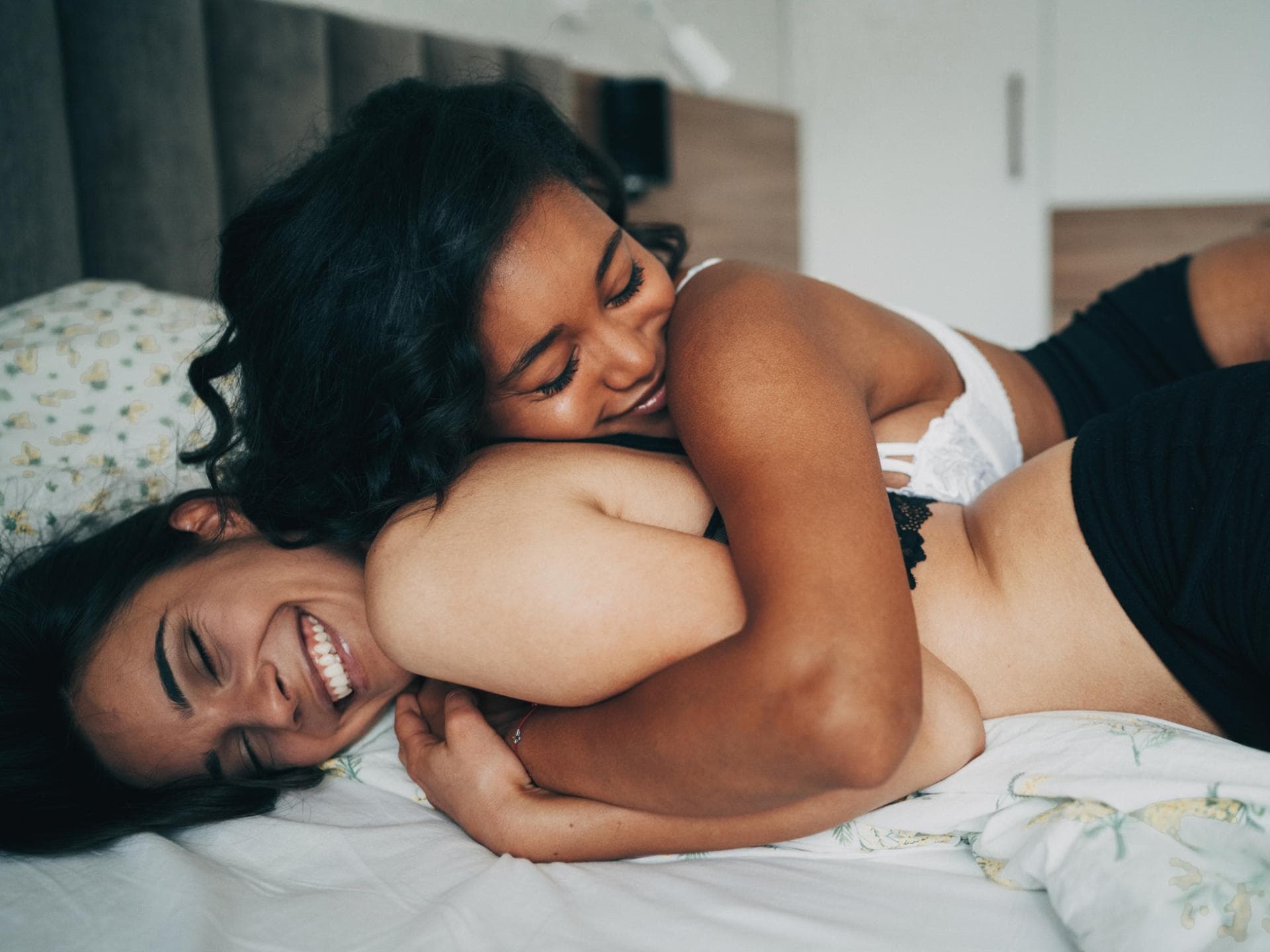 Frauen kuscheln
