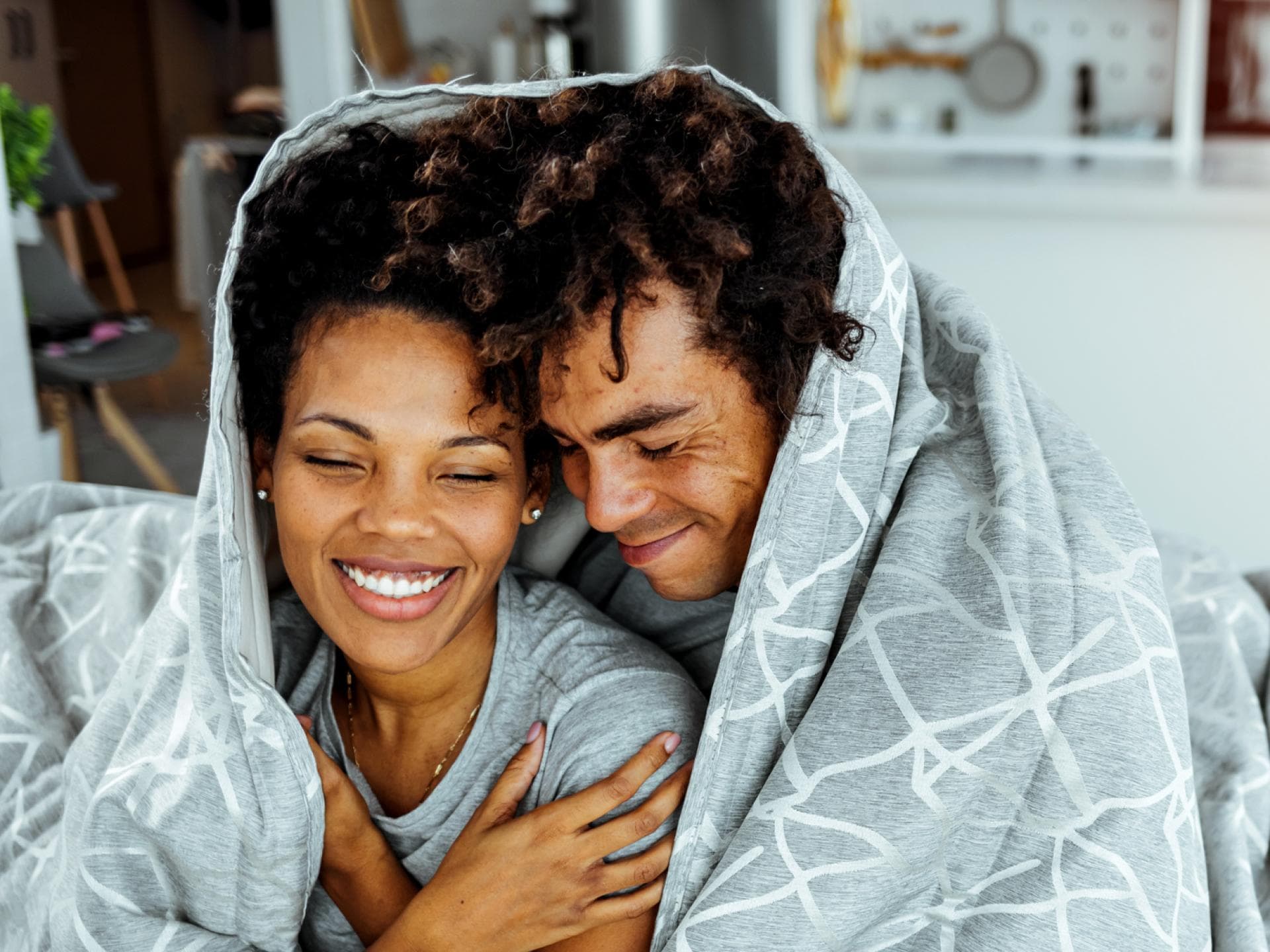 Mann und Frau kuscheln
