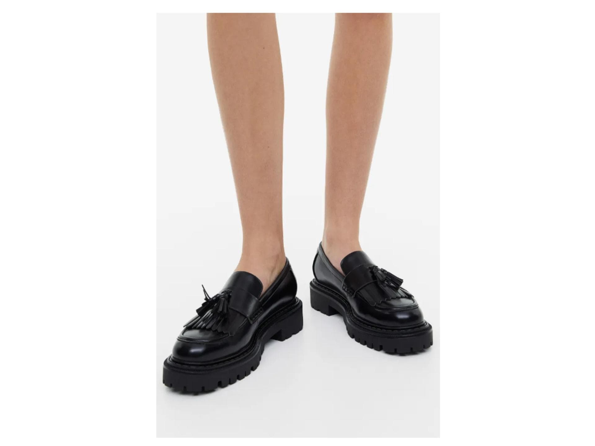 Frau trägt Loafer