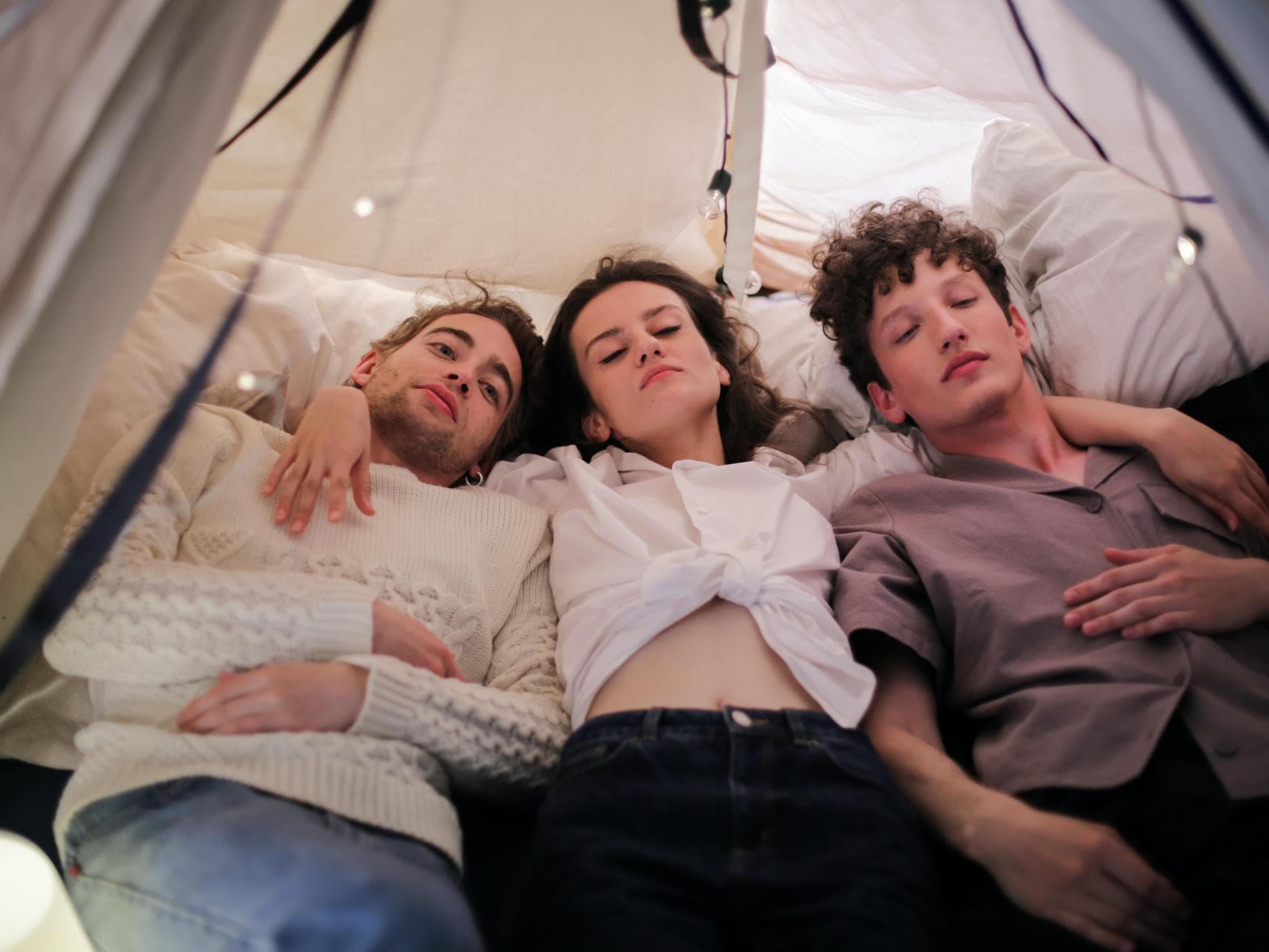 Drei Menschen im Bett