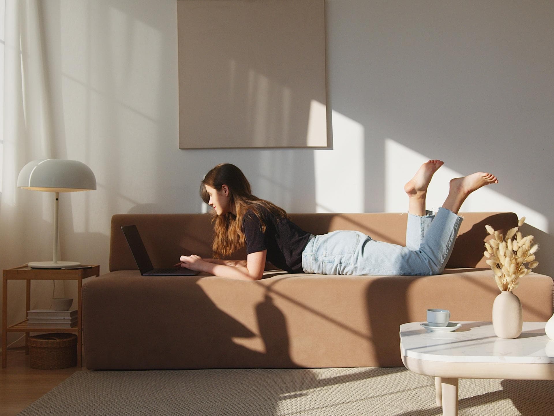 Frau auf dem Sofa
