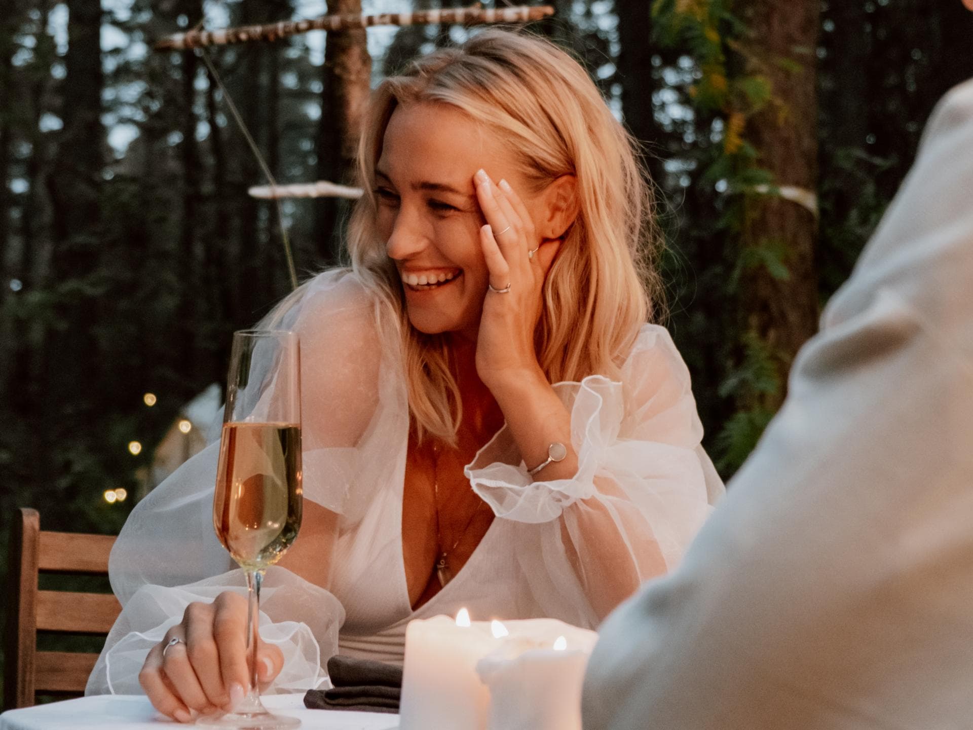 Blonde Frau lacht