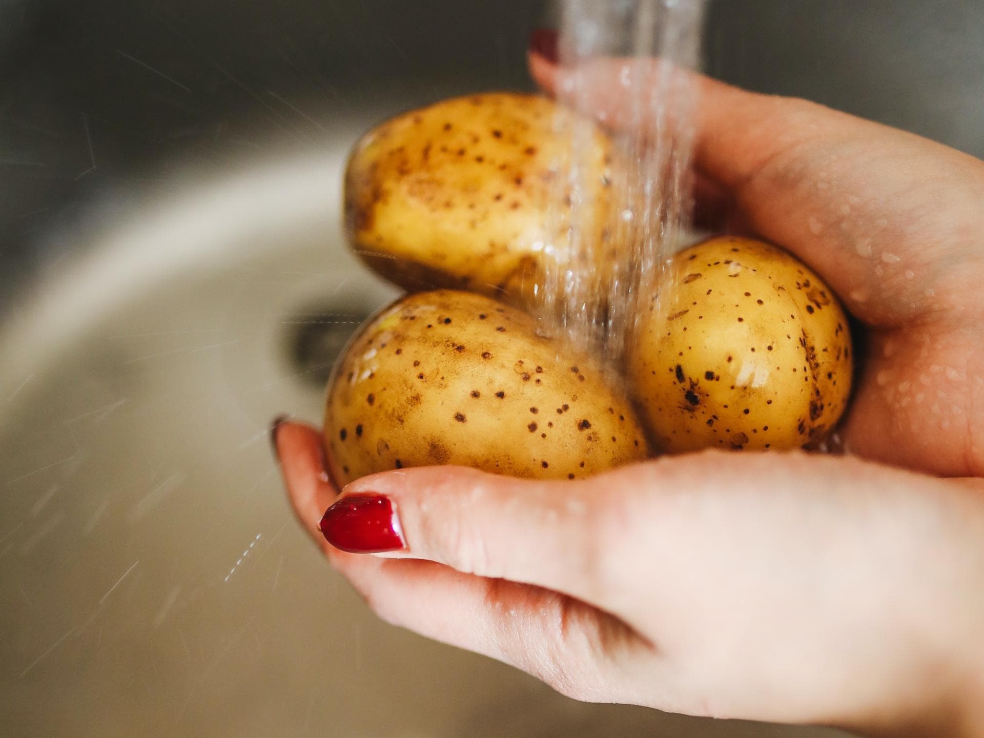 Kartoffeln waschen
