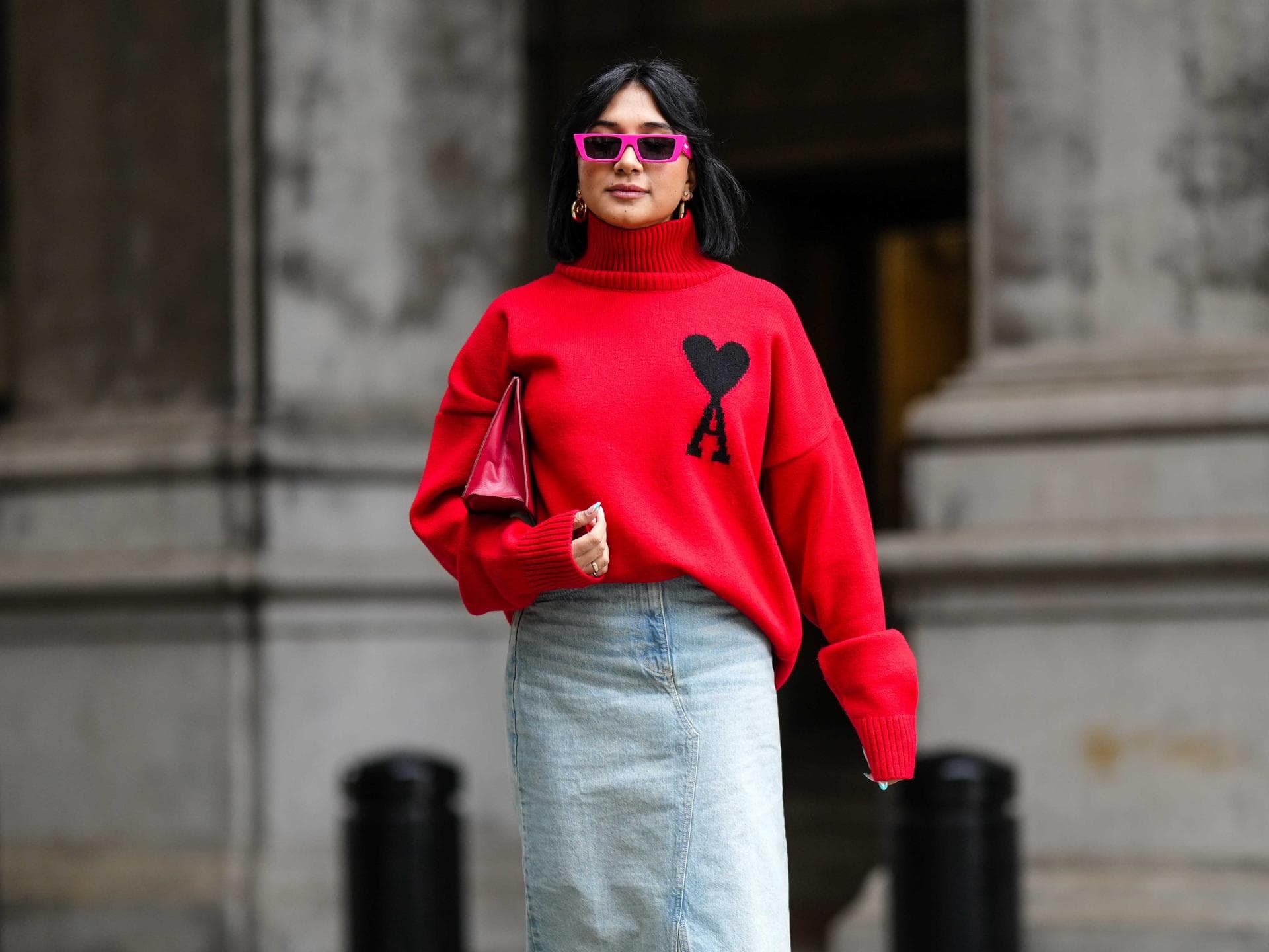 Frau mit rotem Pullover