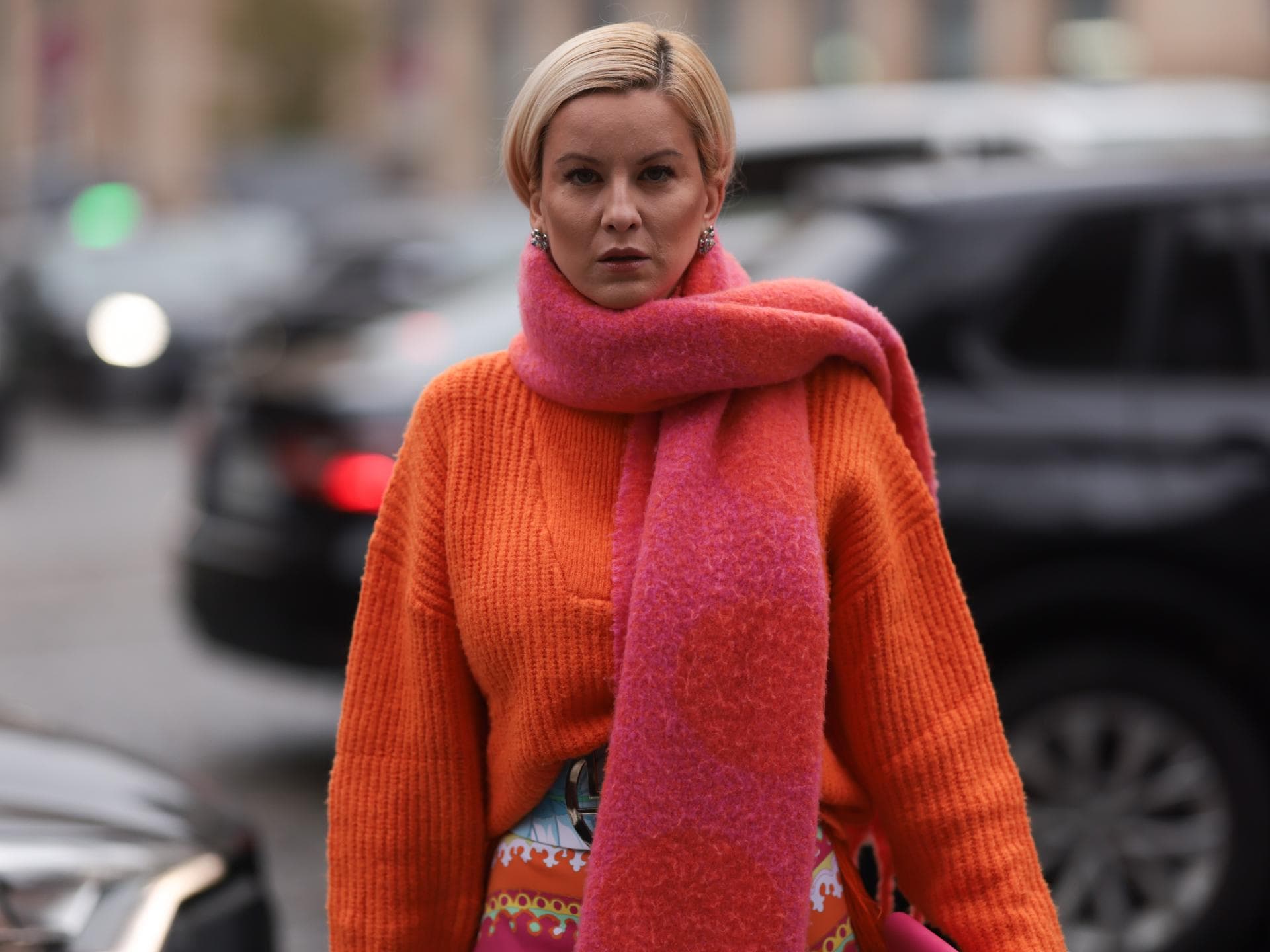 Frau mit Pullover und Schal