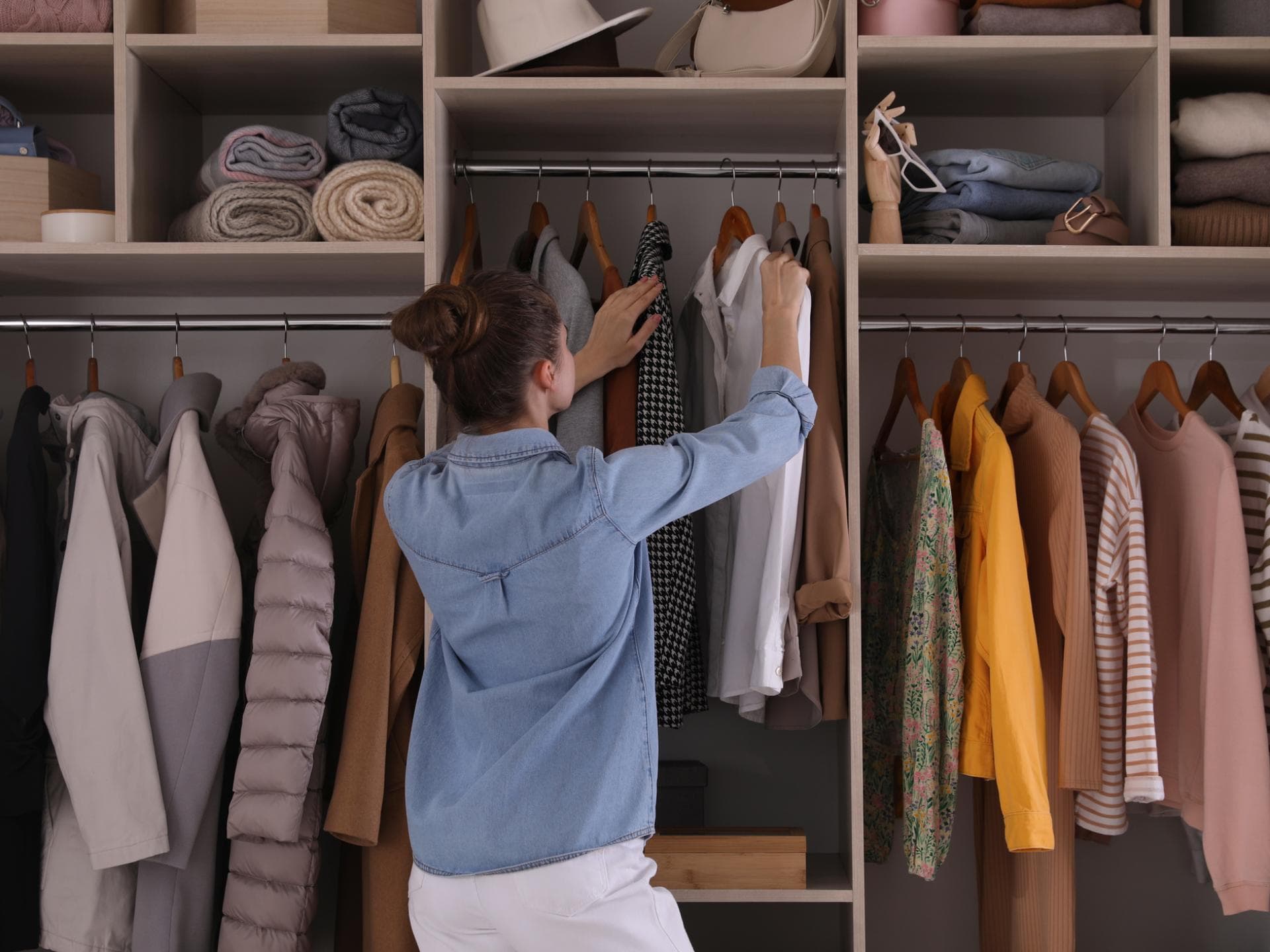 Frau sucht im Schrank