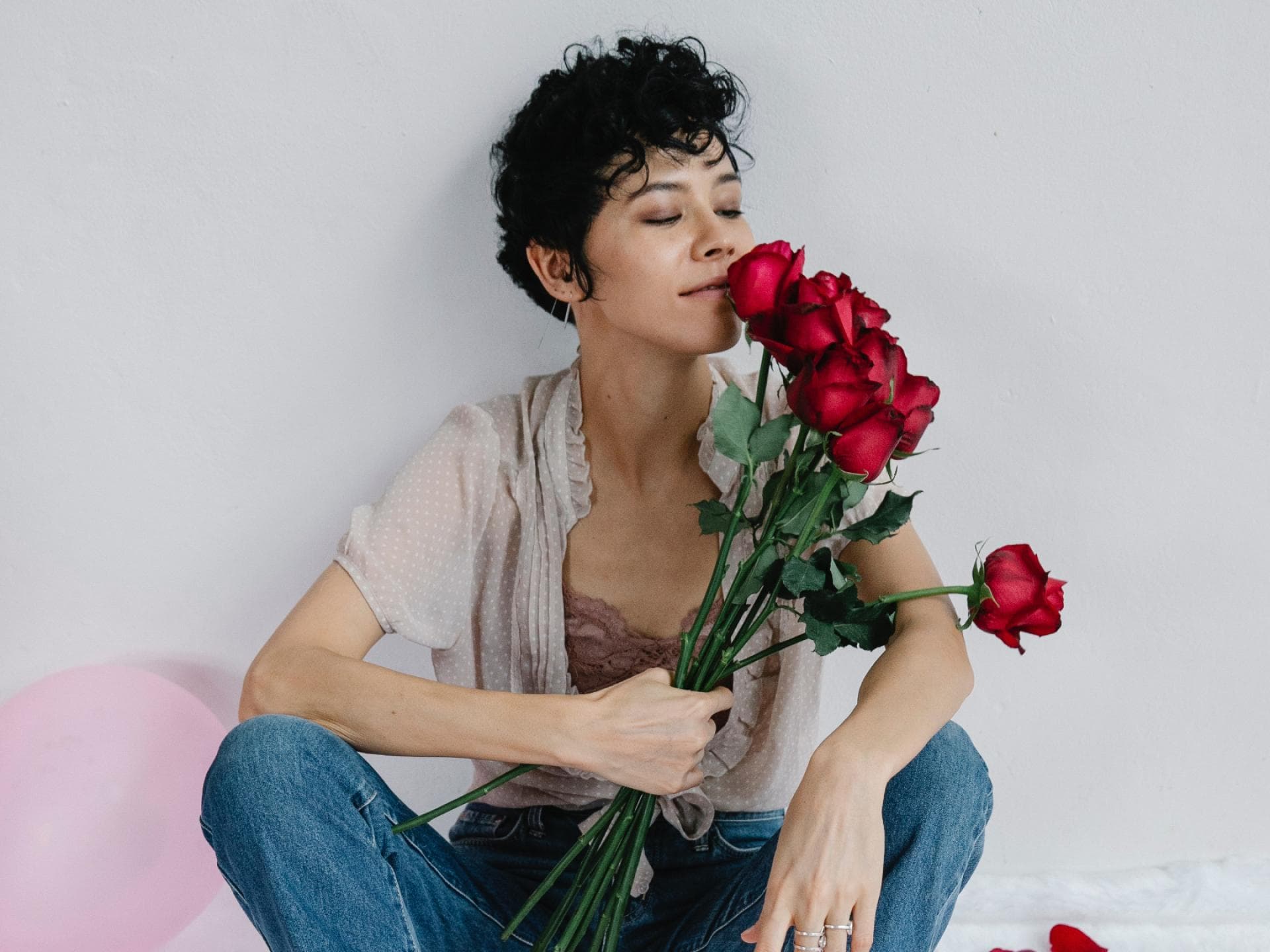 Frau mit Rosen in der Hand am Valentinstag