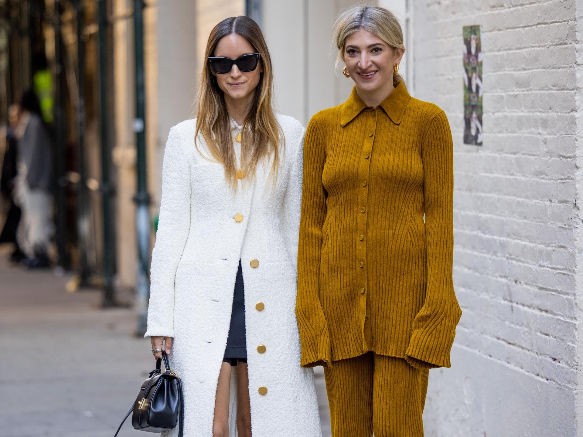 Frauen im Cord-Outfit
