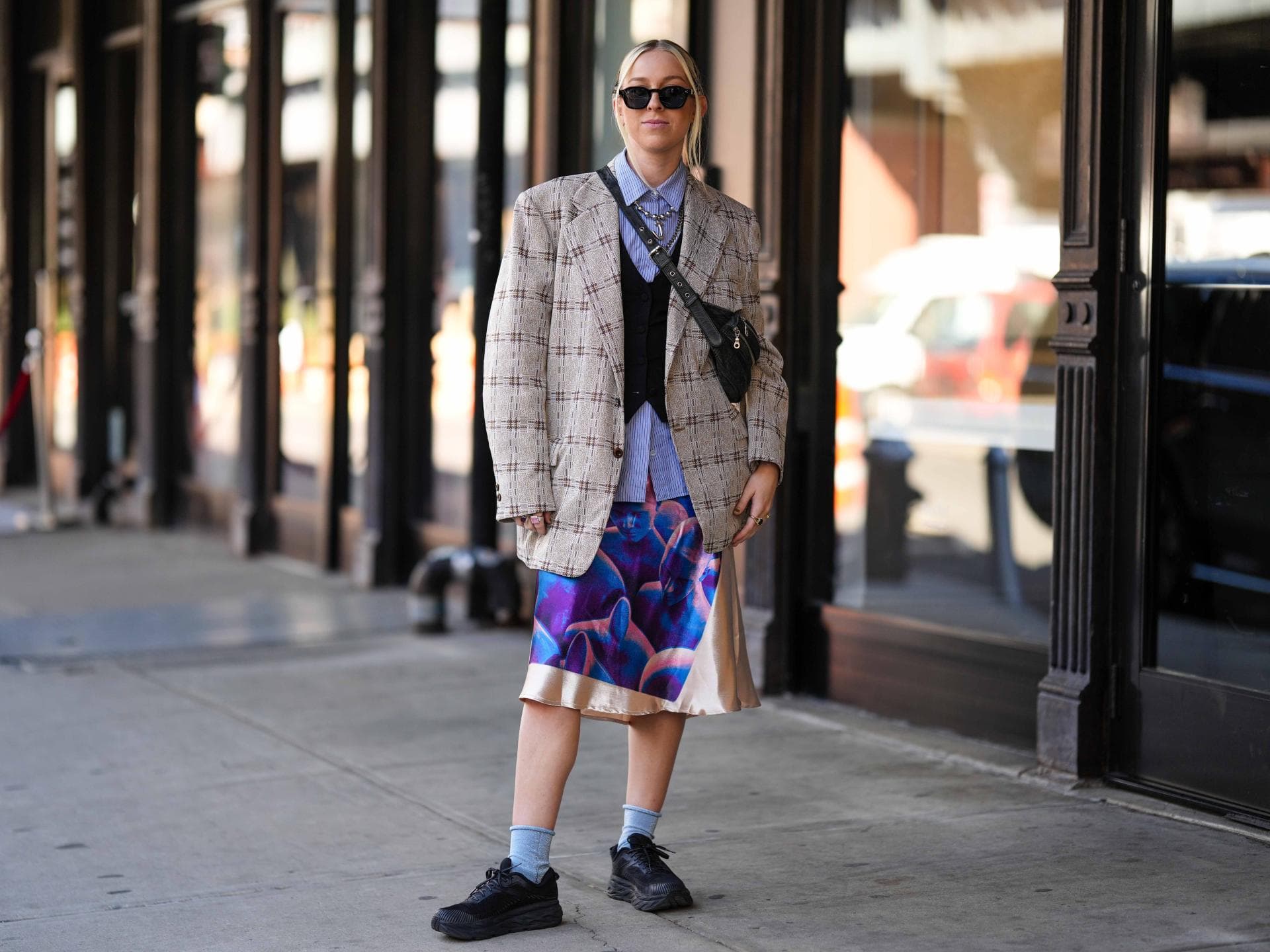 Frau in buntem Blazer