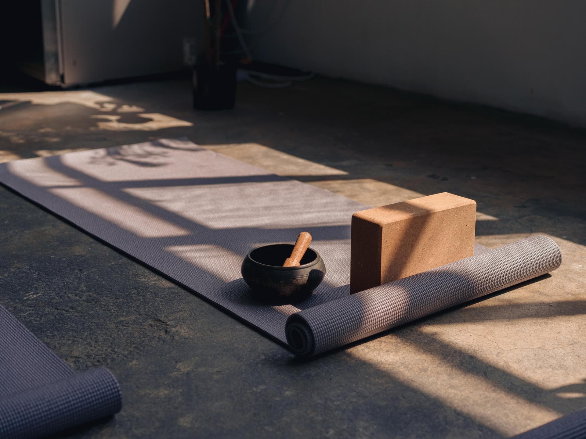 Yogablock auf Matte